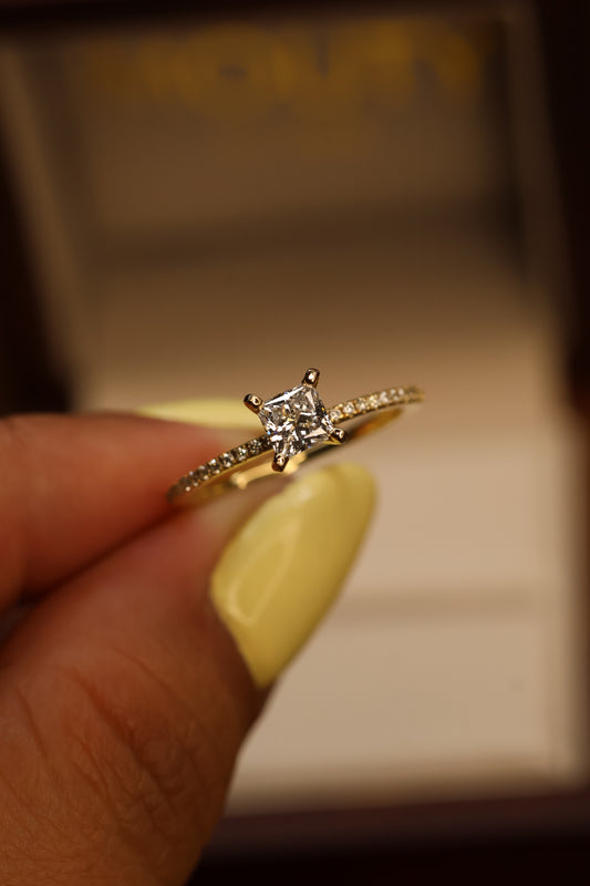 Anillo Soleil Oro Amarillo 14K con Diamante de Laboratorio de .55ct IGI