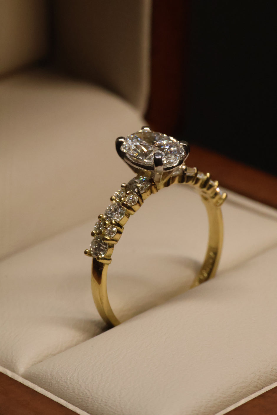 Anillo Danna en oro corte oval