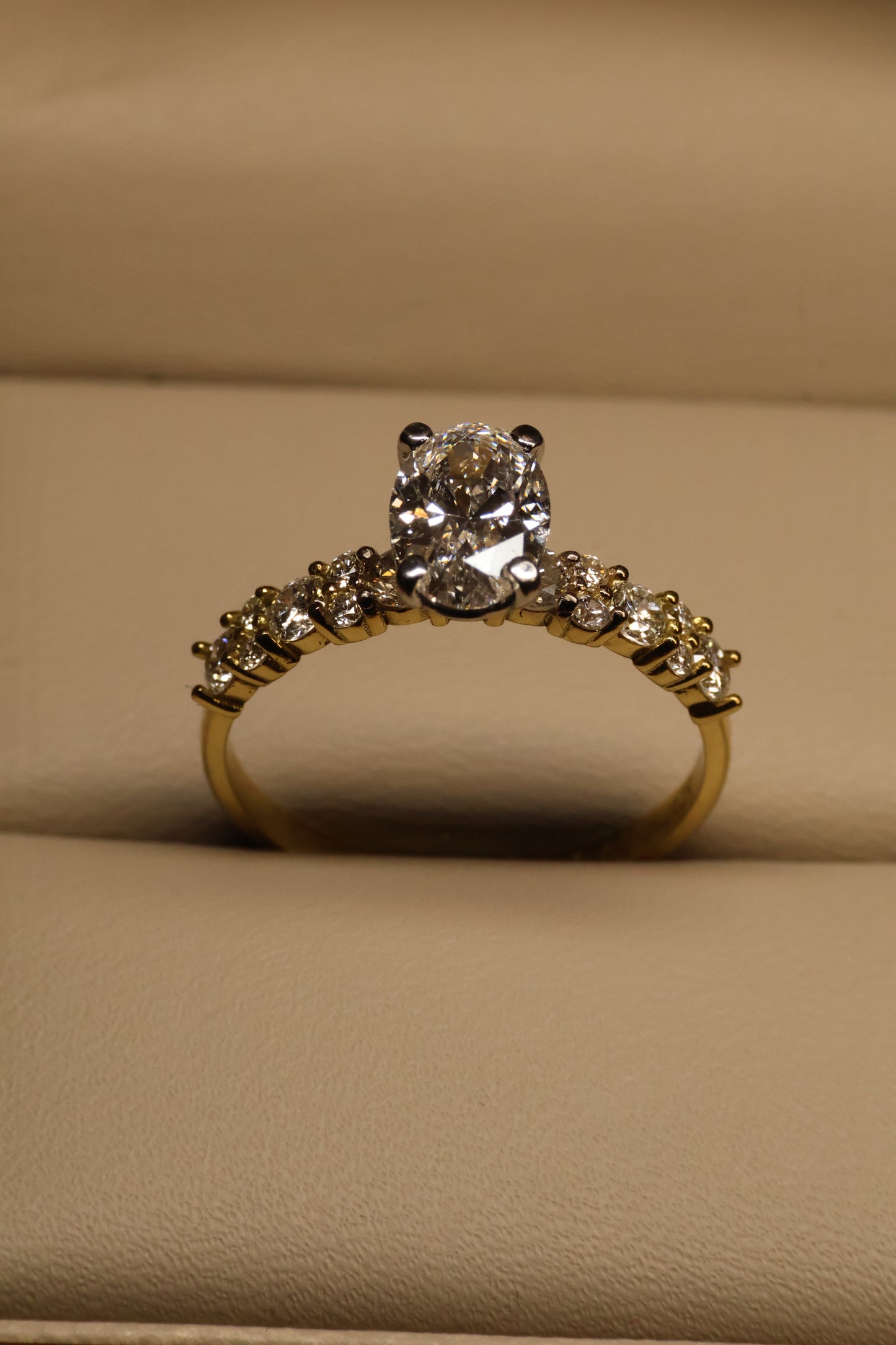 Anillo Danna en oro corte oval