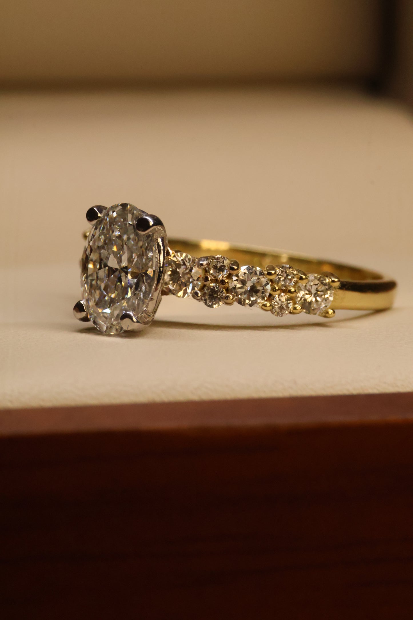 Anillo Danna en oro corte oval