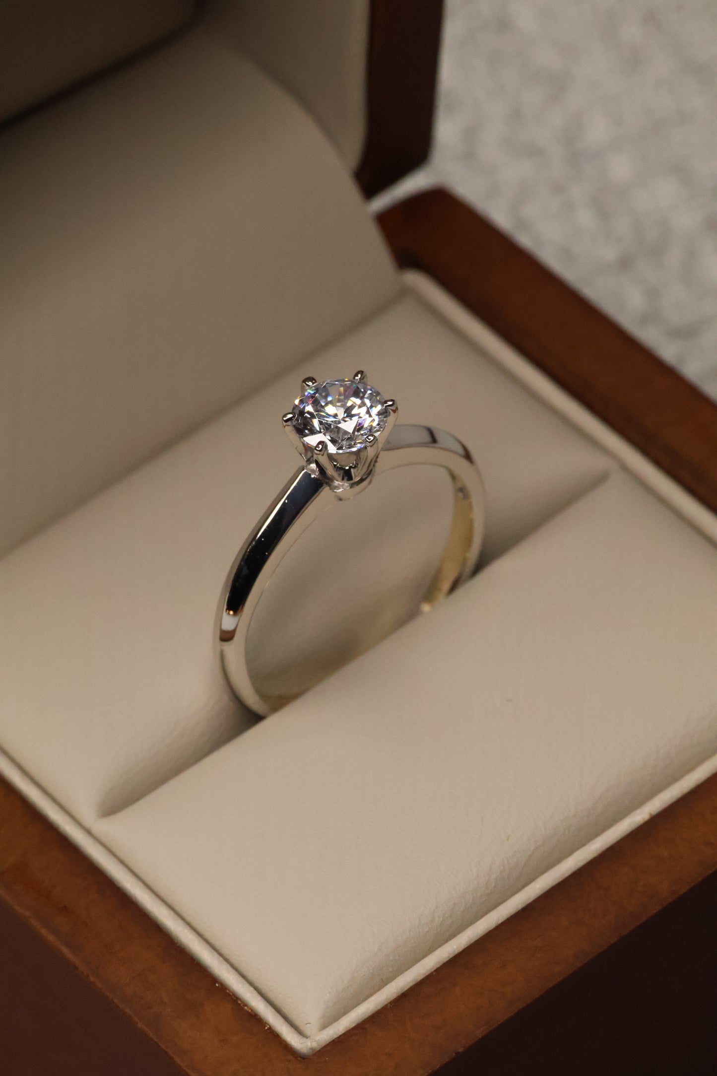 Anillo Oro Blanco 14k con Circonia Mod.16088