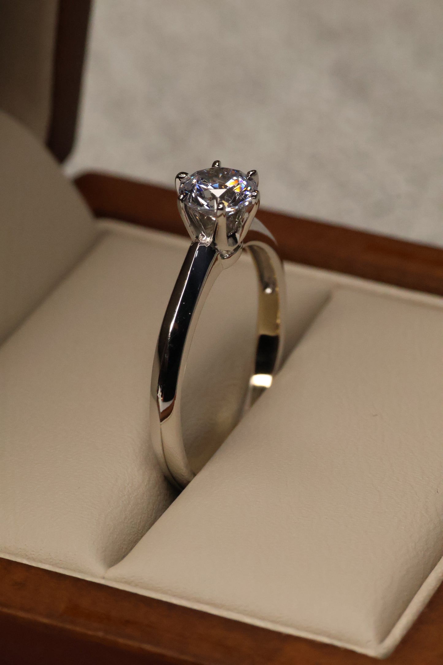 Anillo Oro Blanco 14k con Circonia Mod.16088