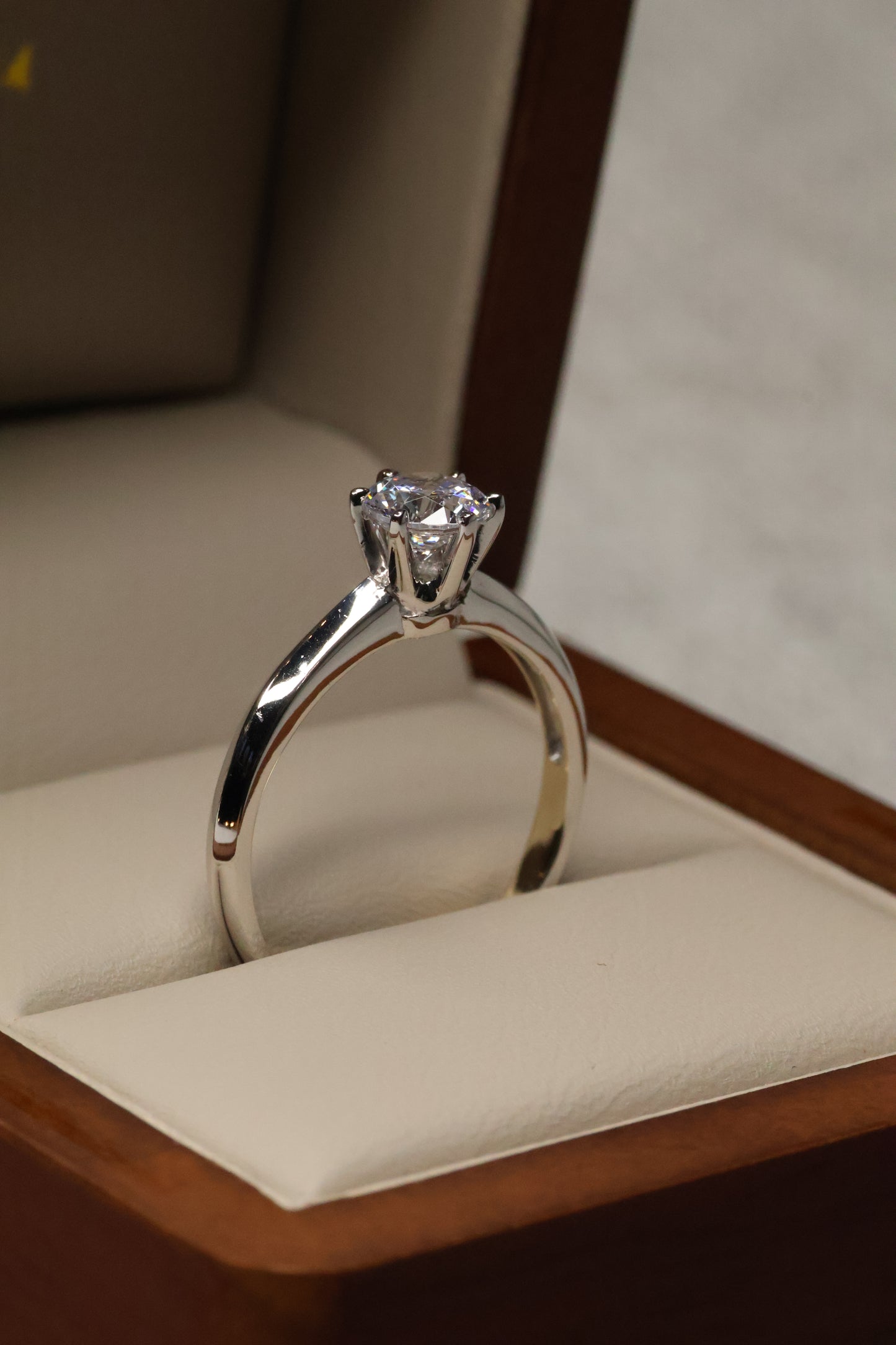 Anillo Oro Blanco 14k con Circonia Mod.16088