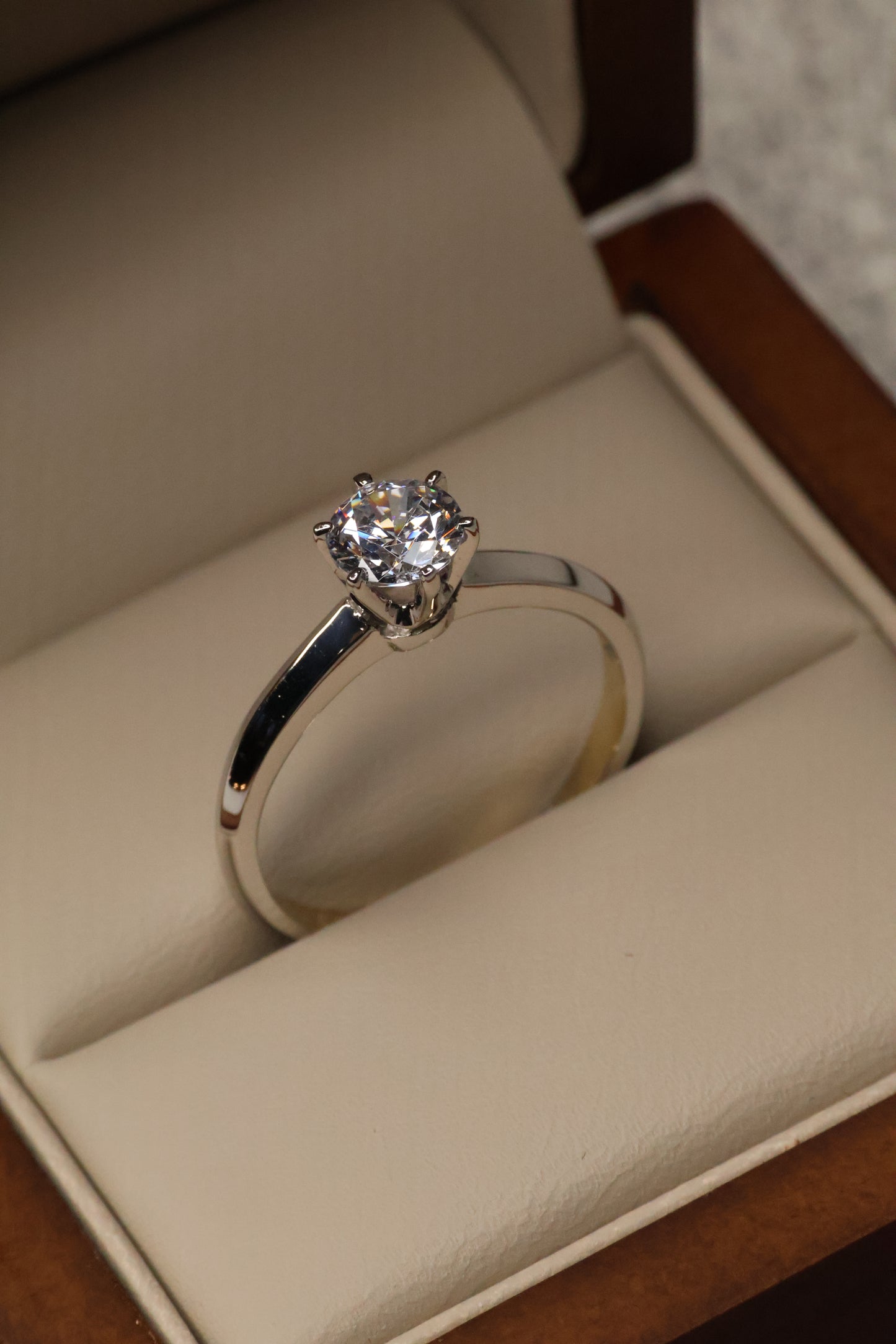 Anillo Oro Blanco 14k con Circonia Mod.16088