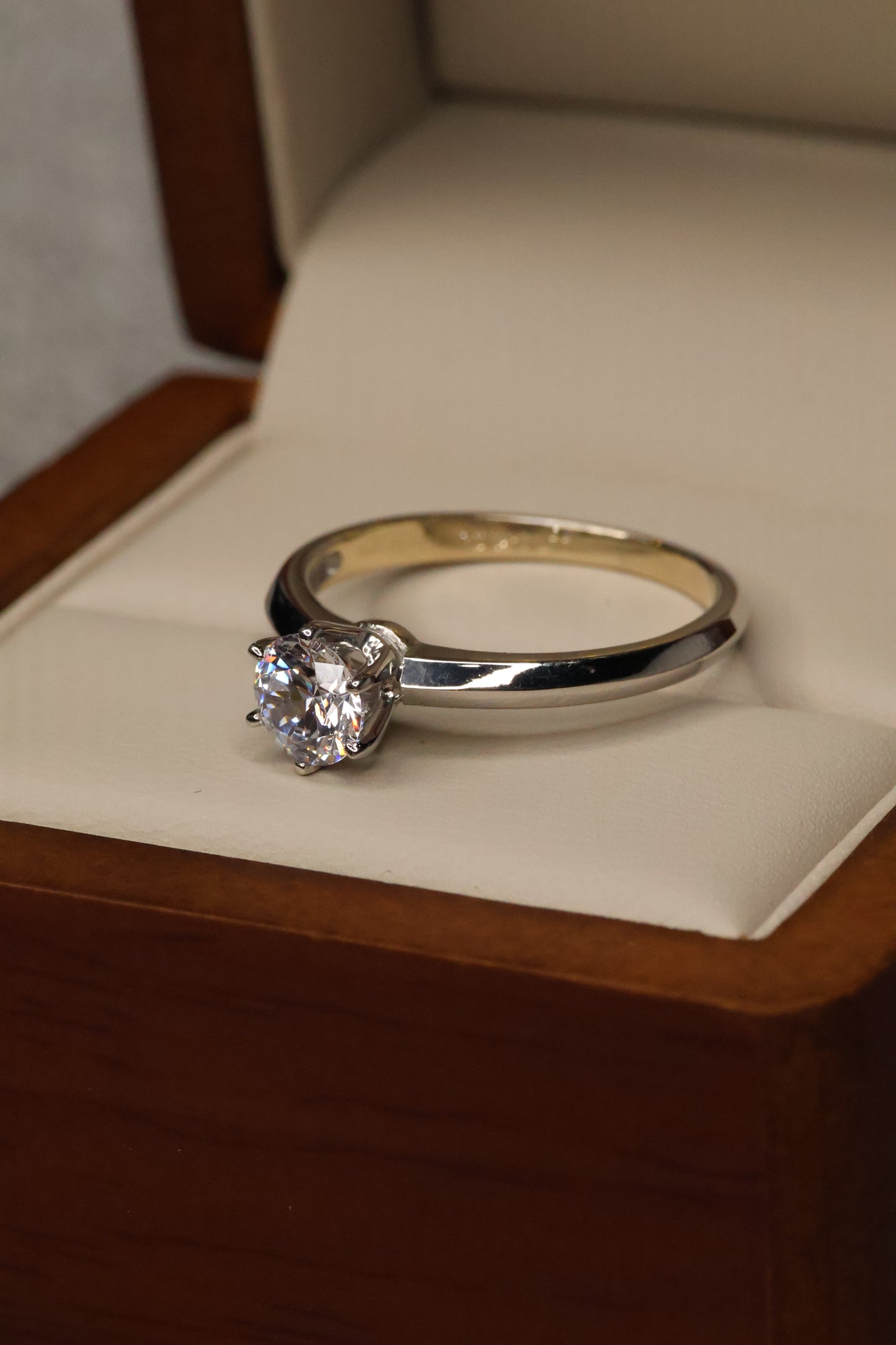 Anillo Oro Blanco 14k con Circonia Mod.16088