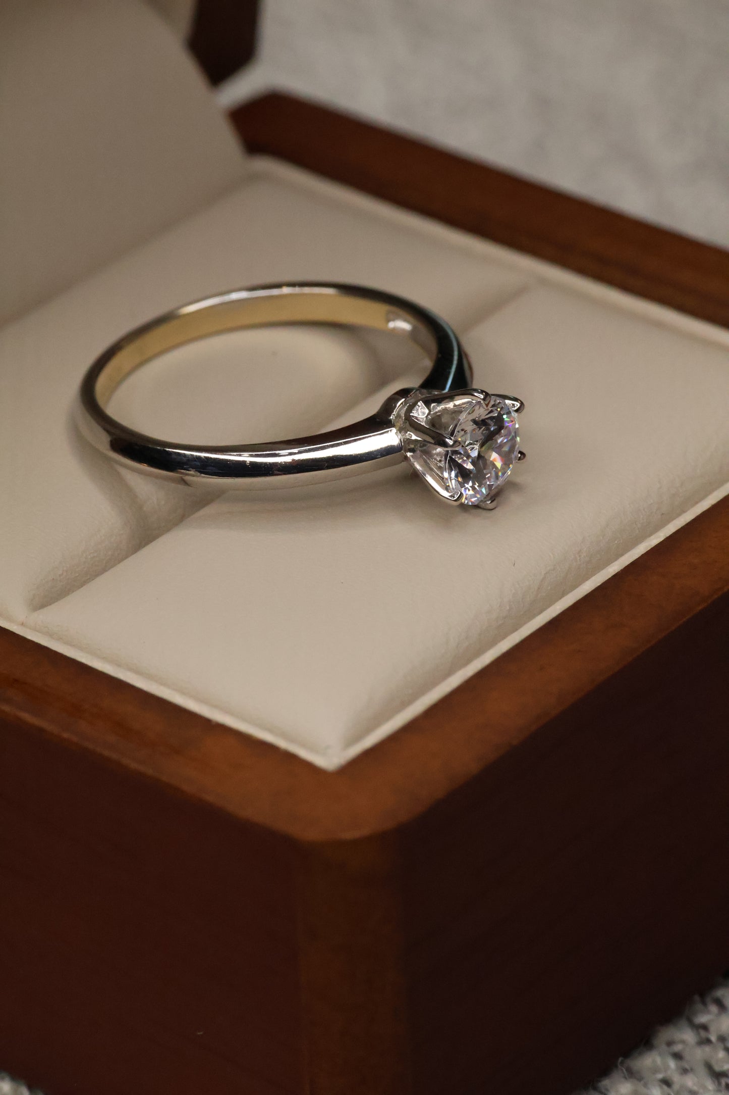 Anillo Oro Blanco 14k con Circonia Mod.16088