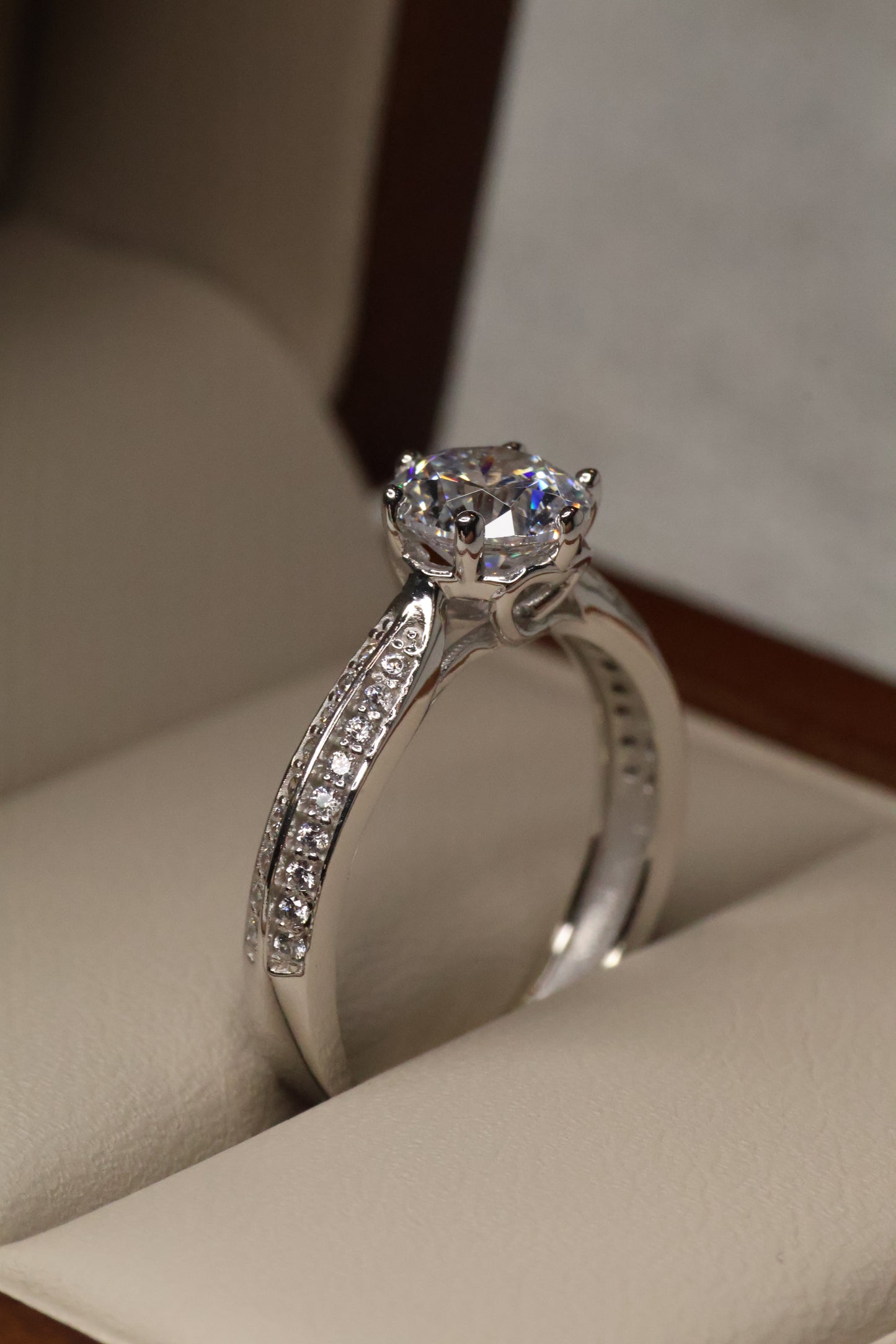 Anillo en Oro Blanco 10k con Circonia Mod.15631