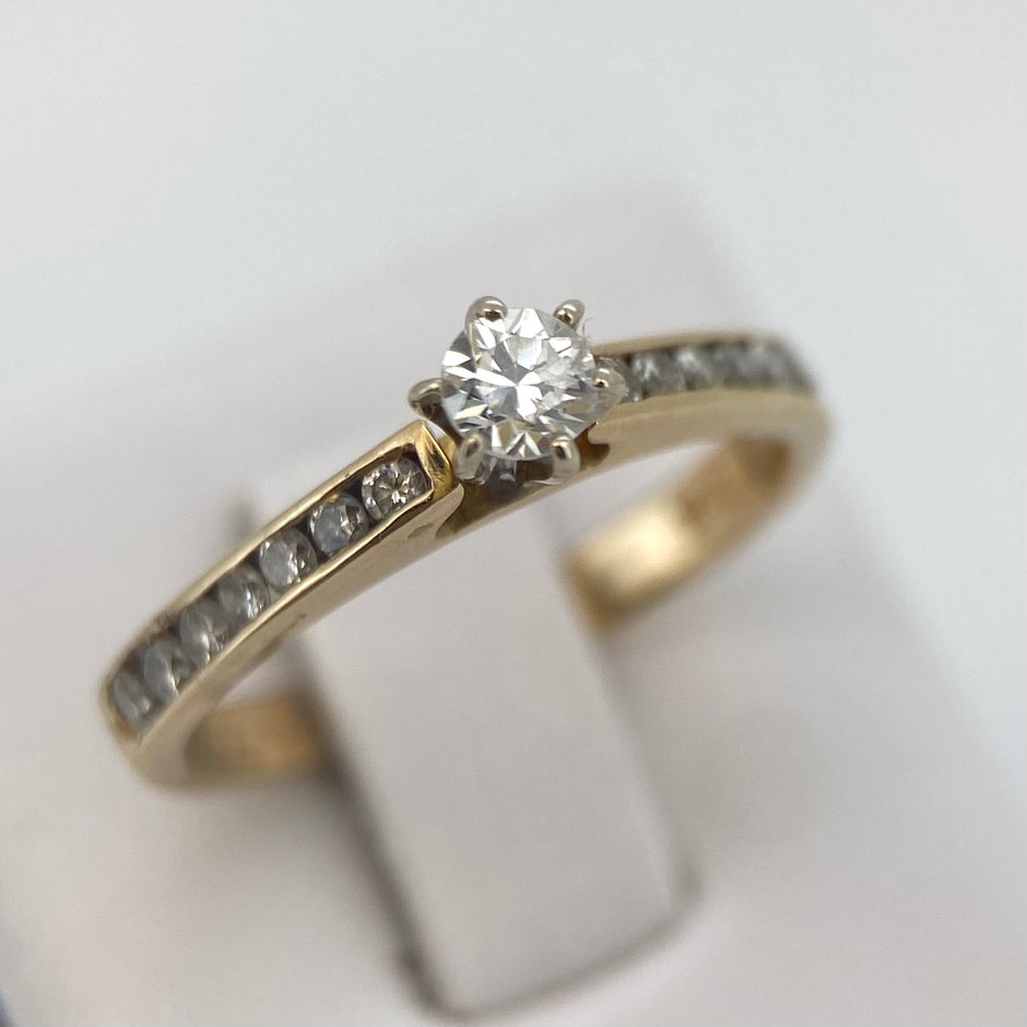 Anillo de compromiso en oro
