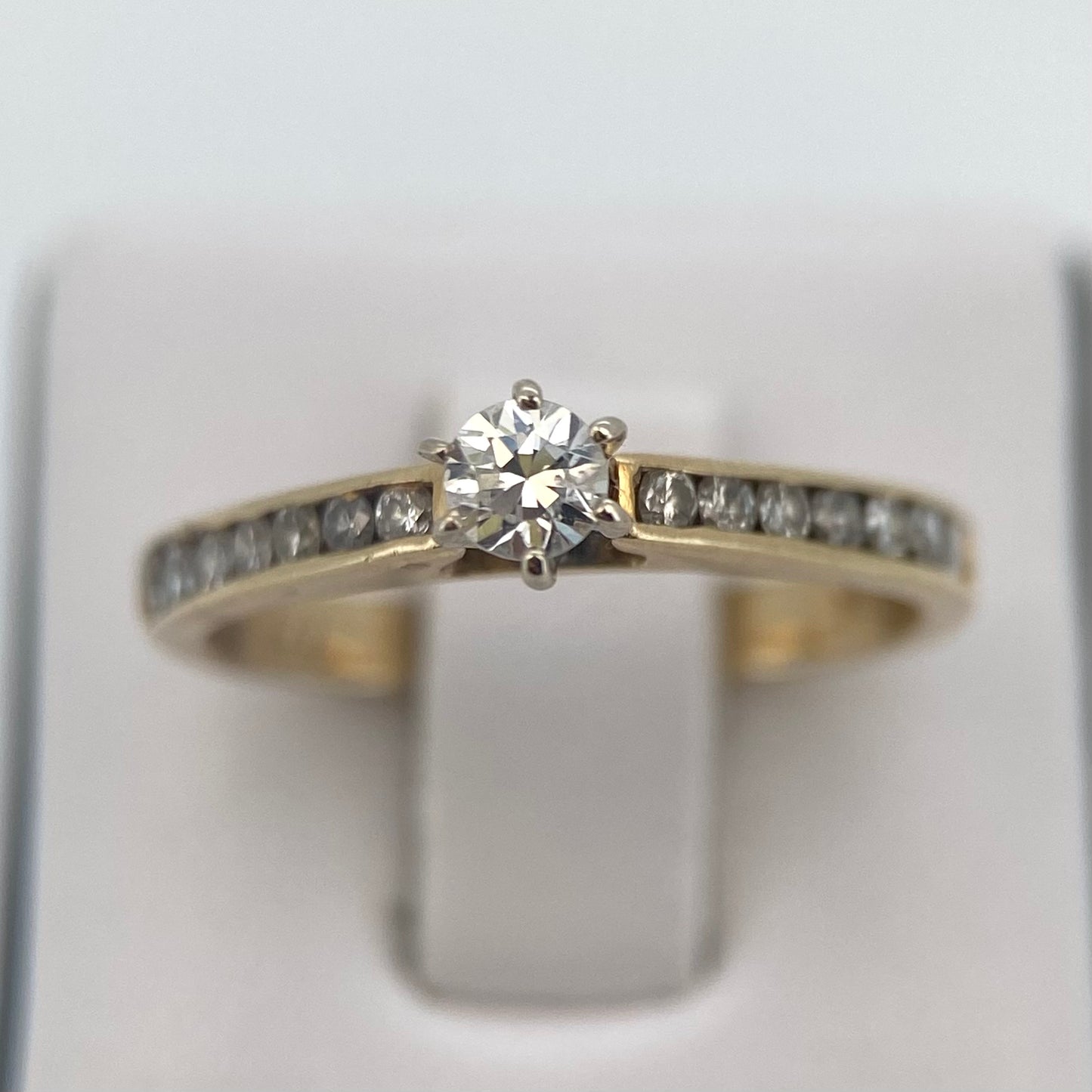 Anillo de compromiso en oro