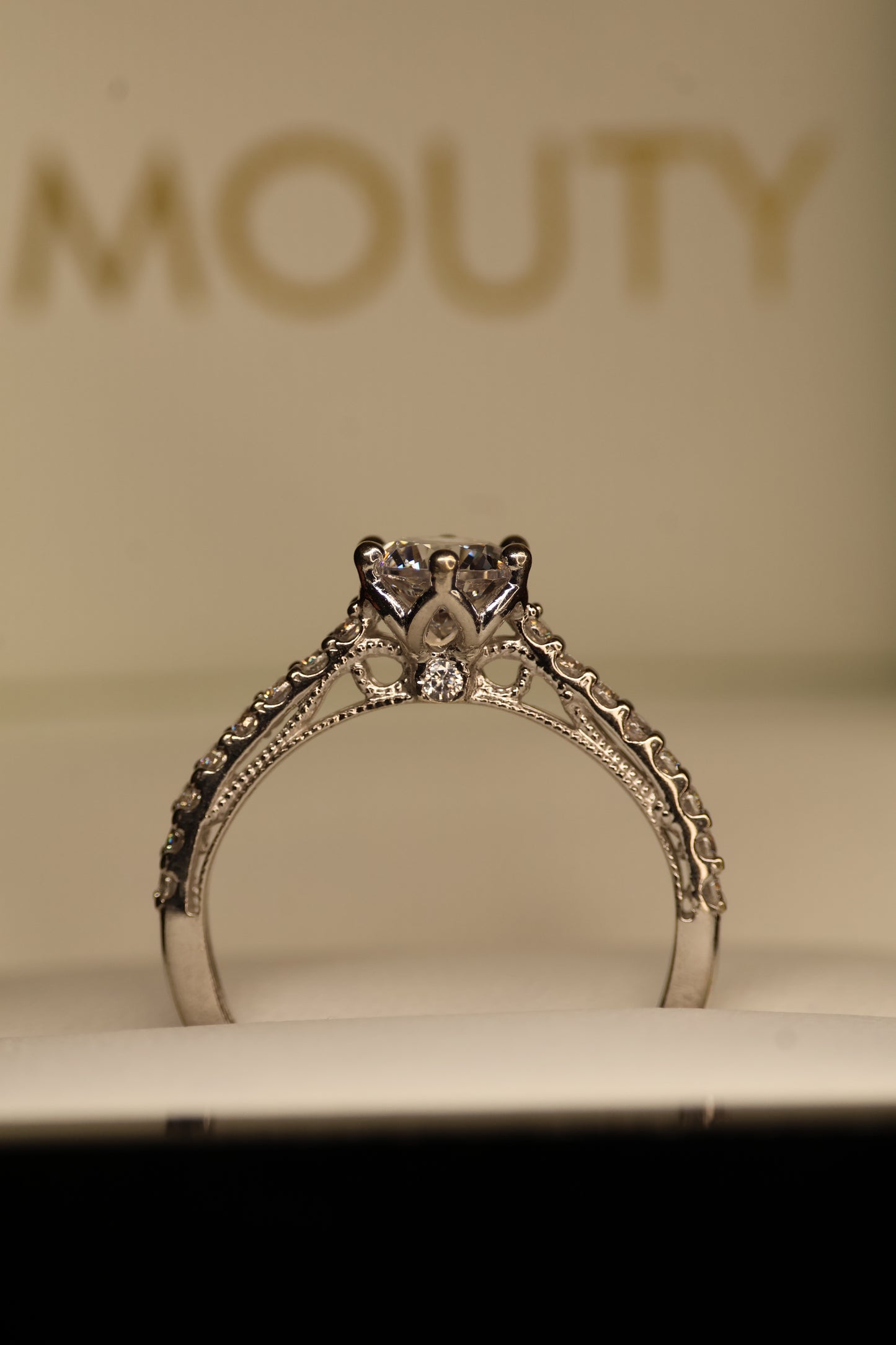 Anillo en Oro Blanco 14k con Circonias Mod.15906