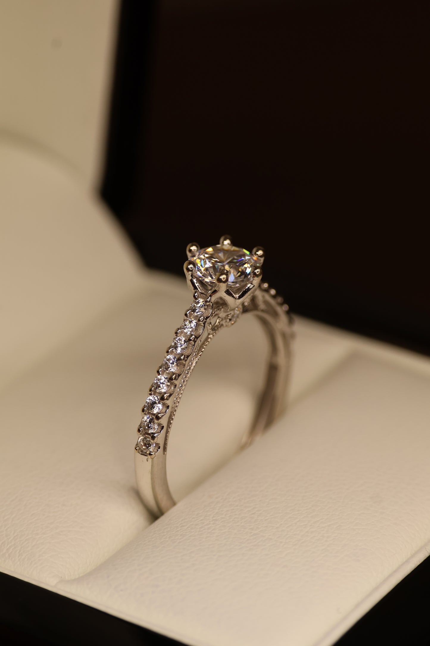 Anillo en Oro Blanco 14k con Circonias Mod.15906