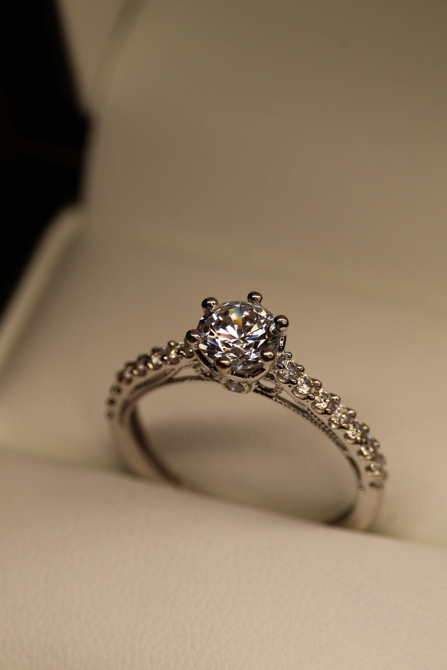 Anillo en Oro Blanco 14k con Circonias Mod.15906