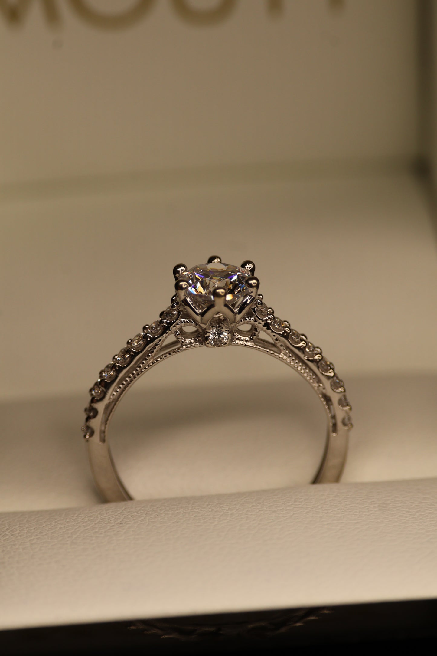 Anillo en Oro Blanco 14k con Circonias Mod.15906