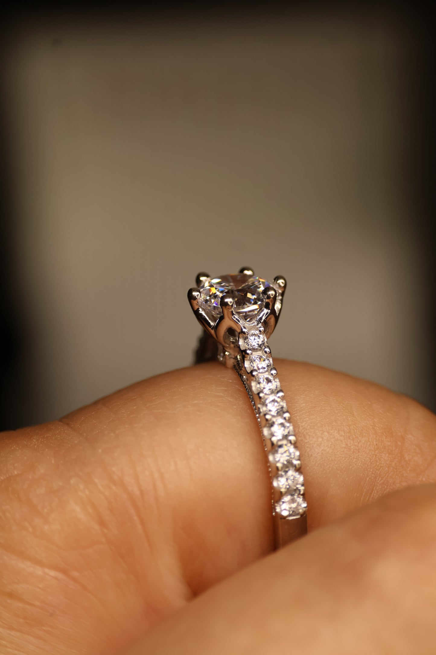 Anillo en Oro Blanco 14k con Circonias Mod.15906