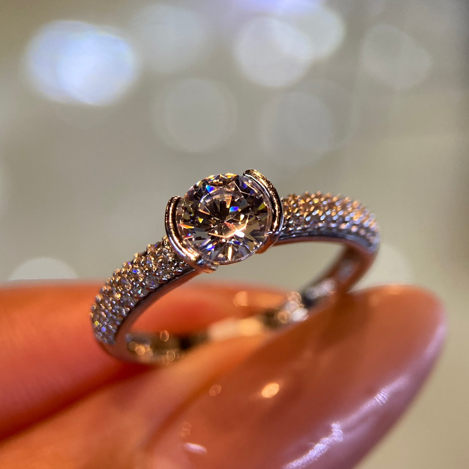 Anillo Edith en oro 10k blanco con circonias