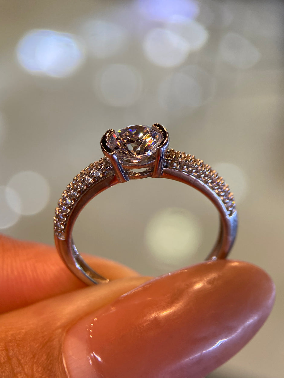Anillo Edith en oro 10k blanco con circonias