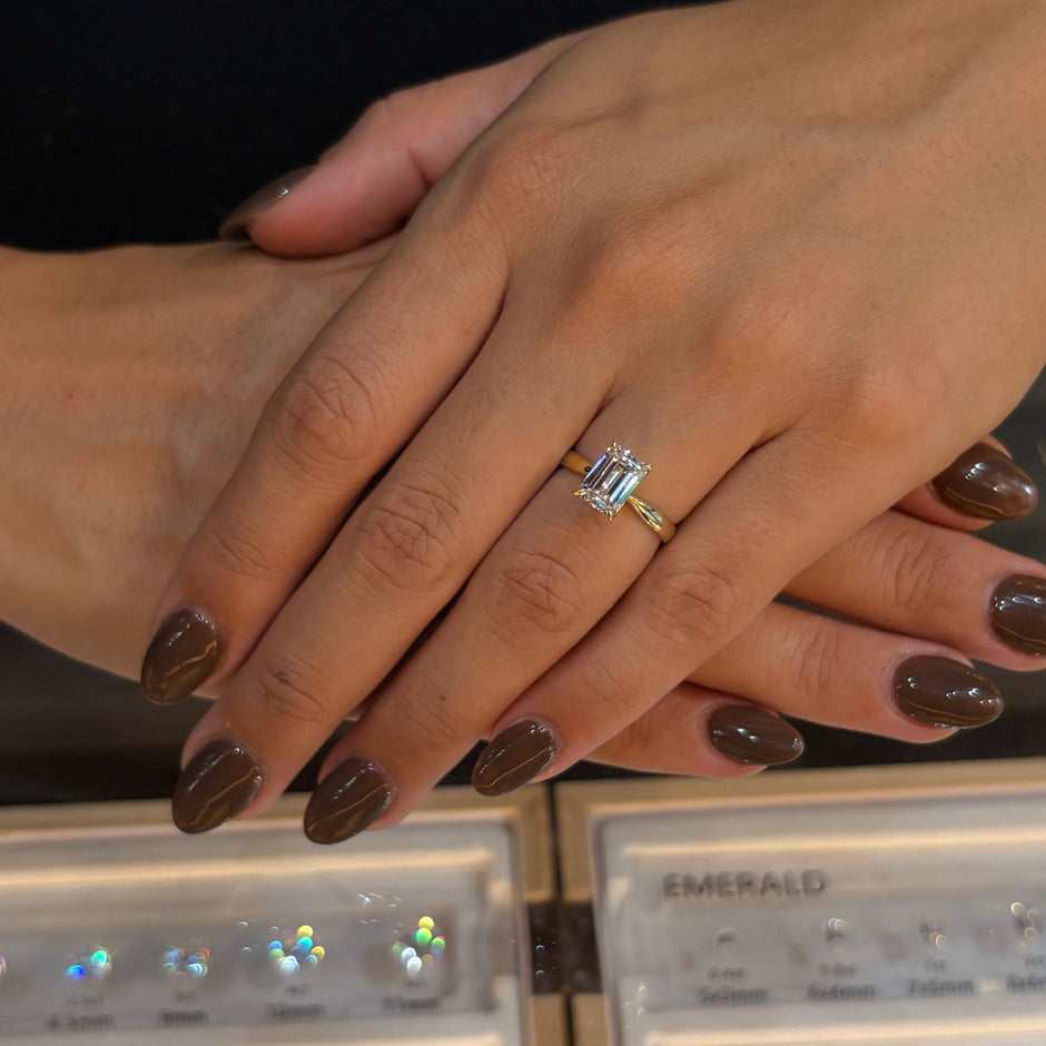 Anillo Emily en oro con diamante de laboratorio corte esmeralda 2.00 ct