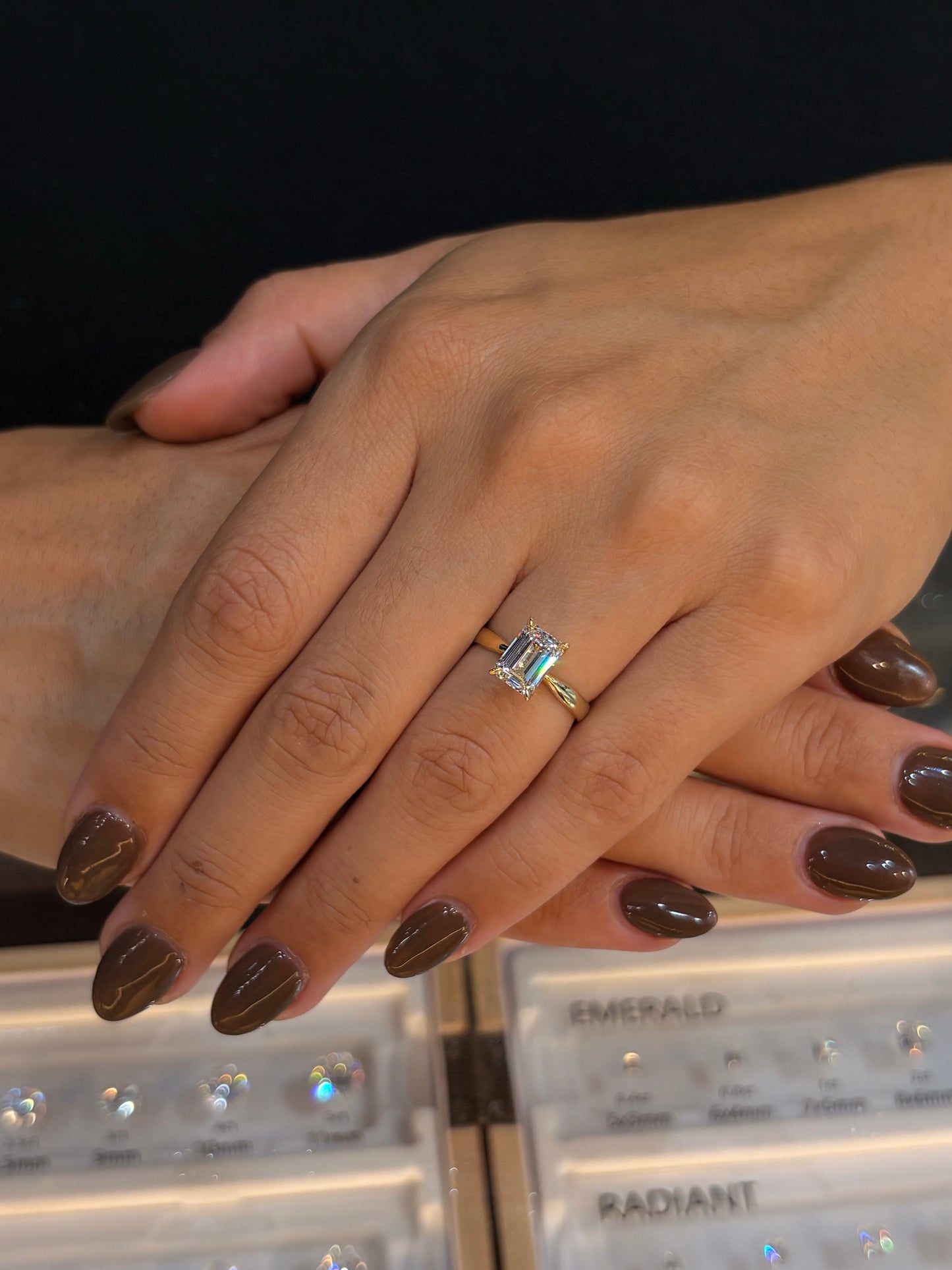 Anillo Andromeda en oro con diamante de laboratorio corte esmeralda 2.00ct