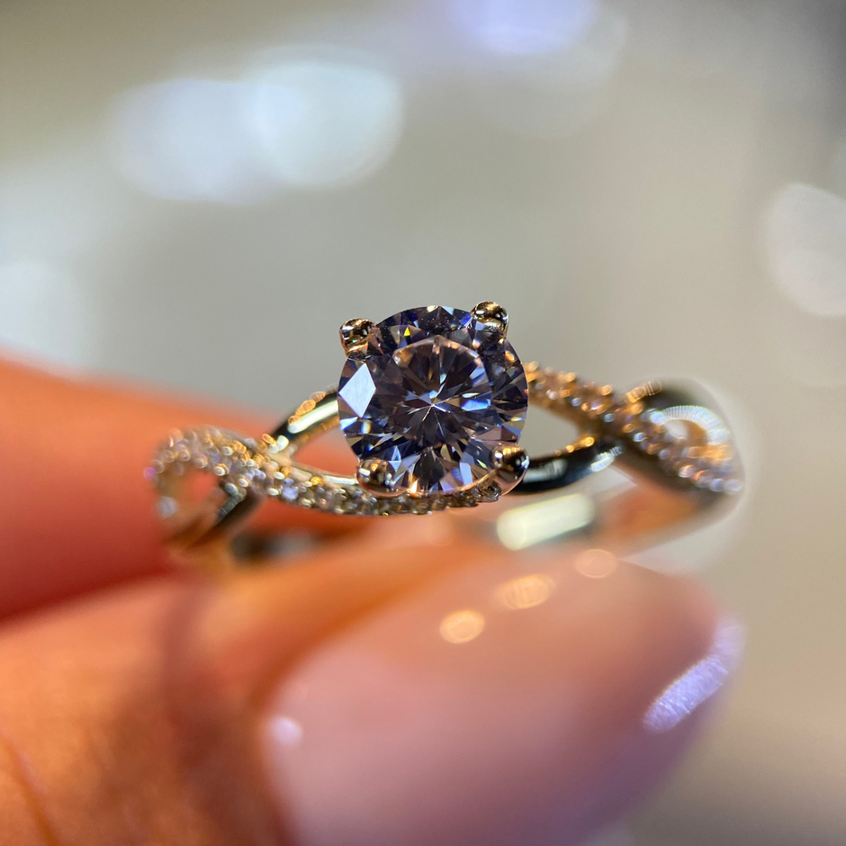 Anillo en Oro Mod.15506 corte redondo