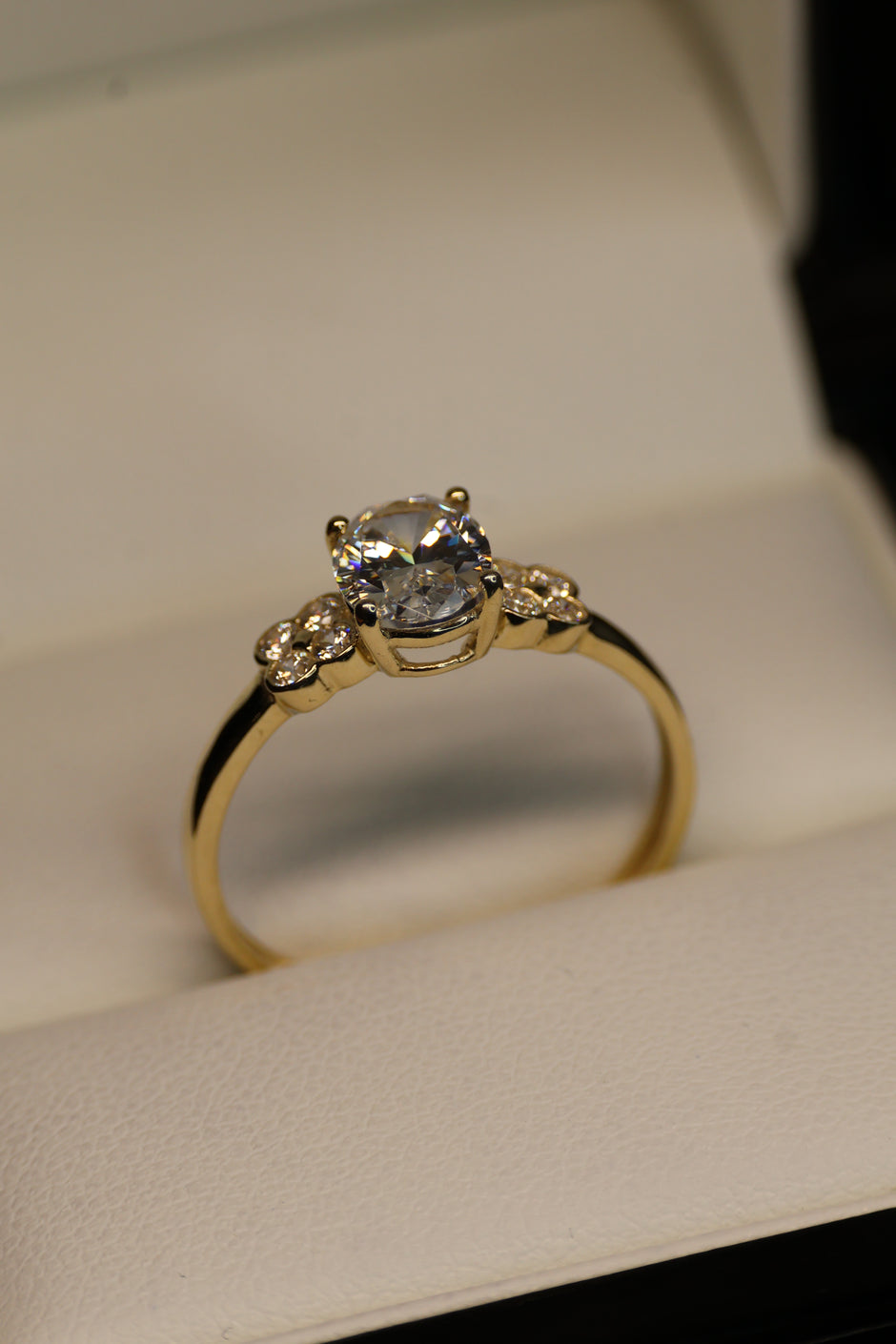 Anillo de compromiso en oro