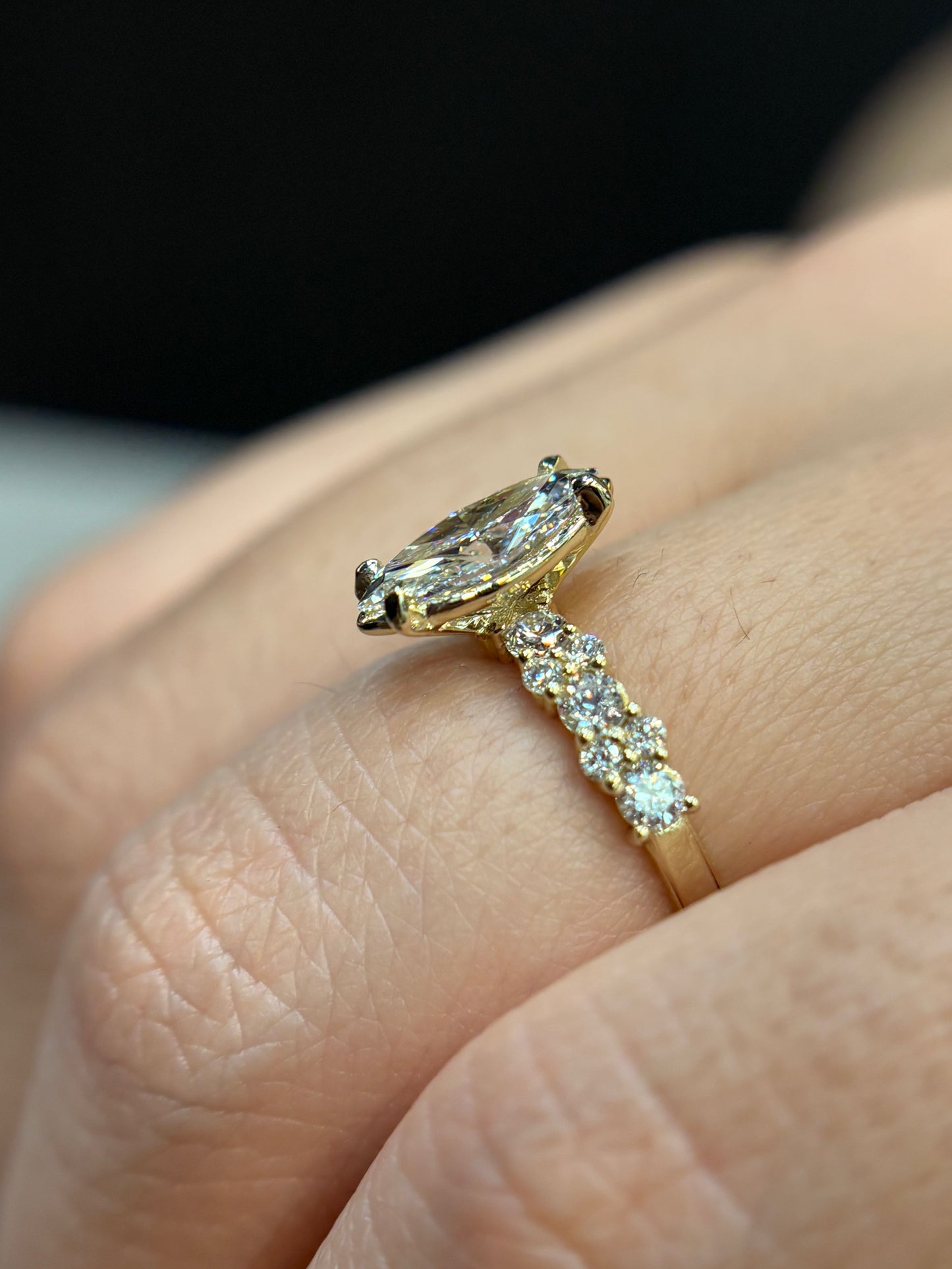 Anillo Danna en oro con diamante de laboratorio corte marquise 1.00 ct