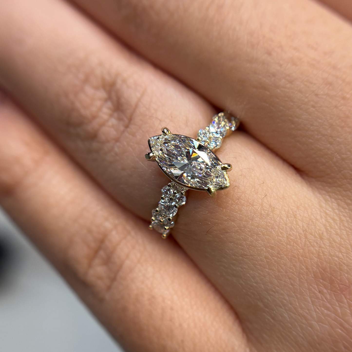 Anillo Danna en oro con diamante de laboratorio corte marquise 1.00 ct