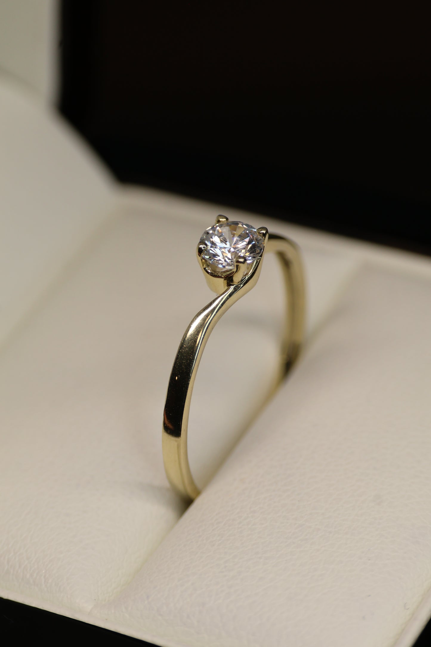 Anillo en Oro Amarillo 10k con Circonia Mod.15929