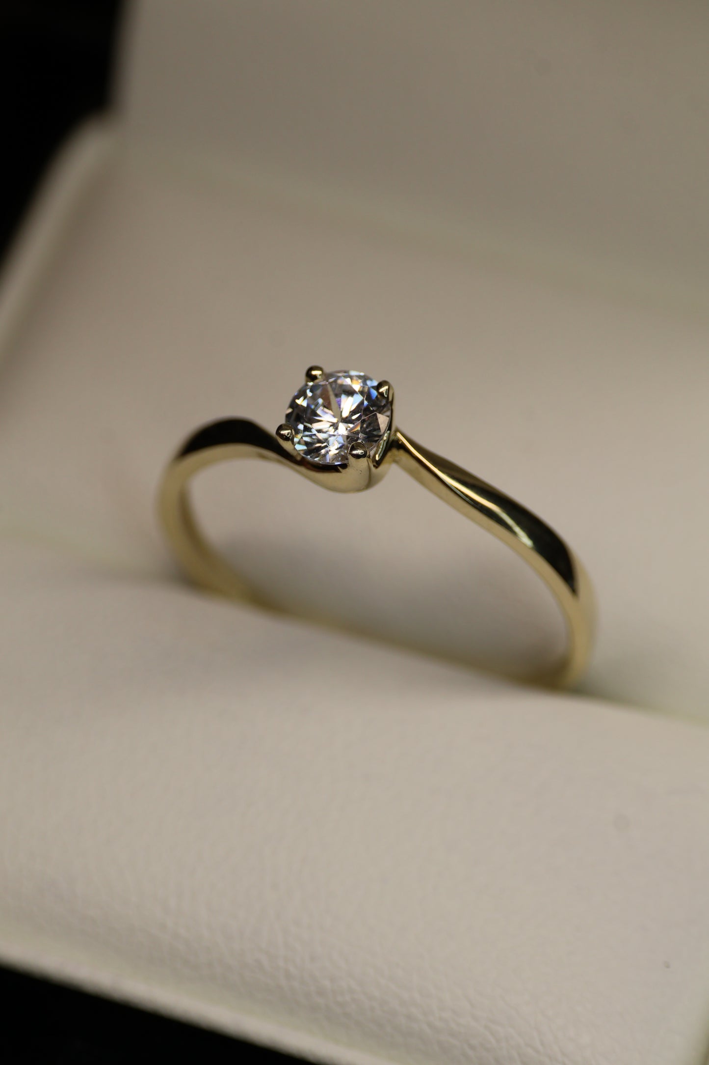 Anillo en Oro Amarillo 10k con Circonia Mod.15929