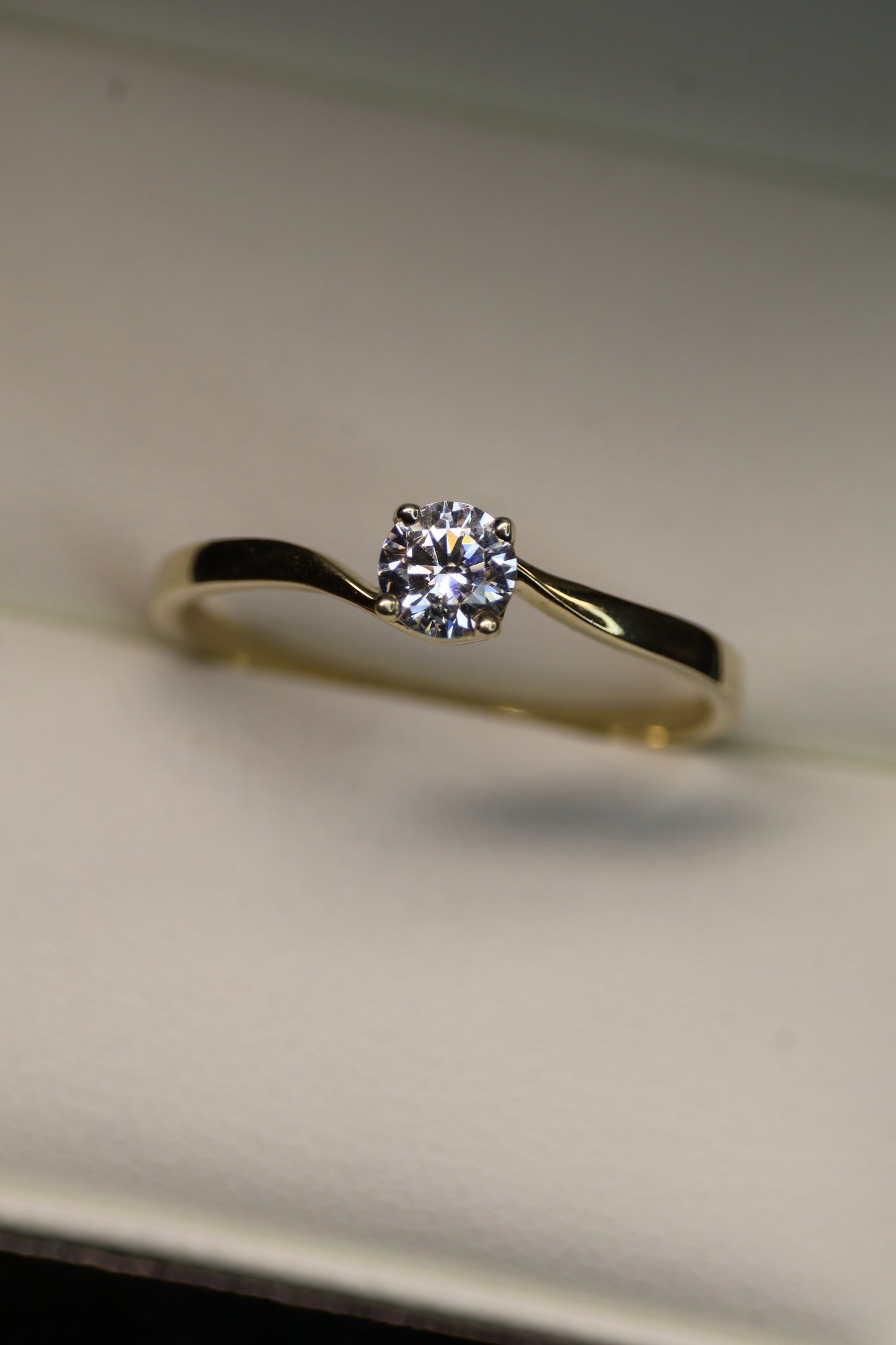Anillo en Oro Amarillo 10k con Circonia Mod.15929
