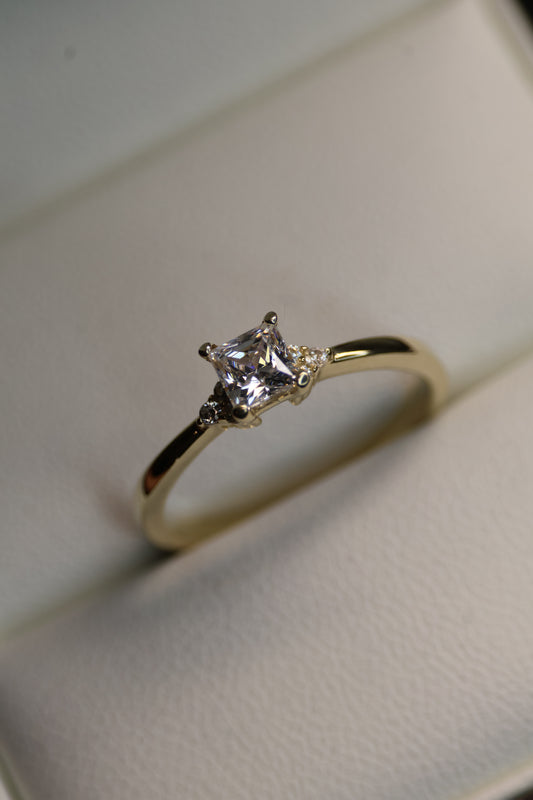 Anillo en Oro Amarillo 10kcon Circonias Mod. 15931