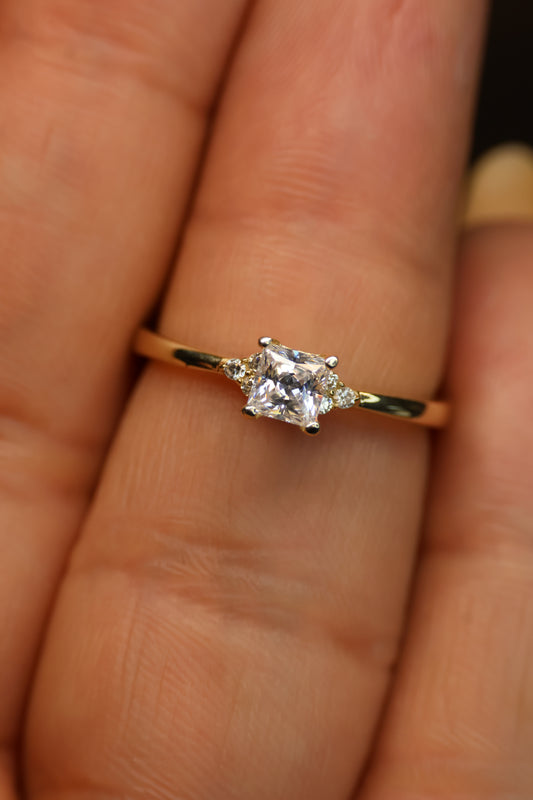 Anillo en Oro Amarillo 10kcon Circonias Mod. 15931