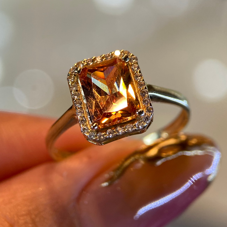 Anillo Camila en oro amarillo 10k con circonias