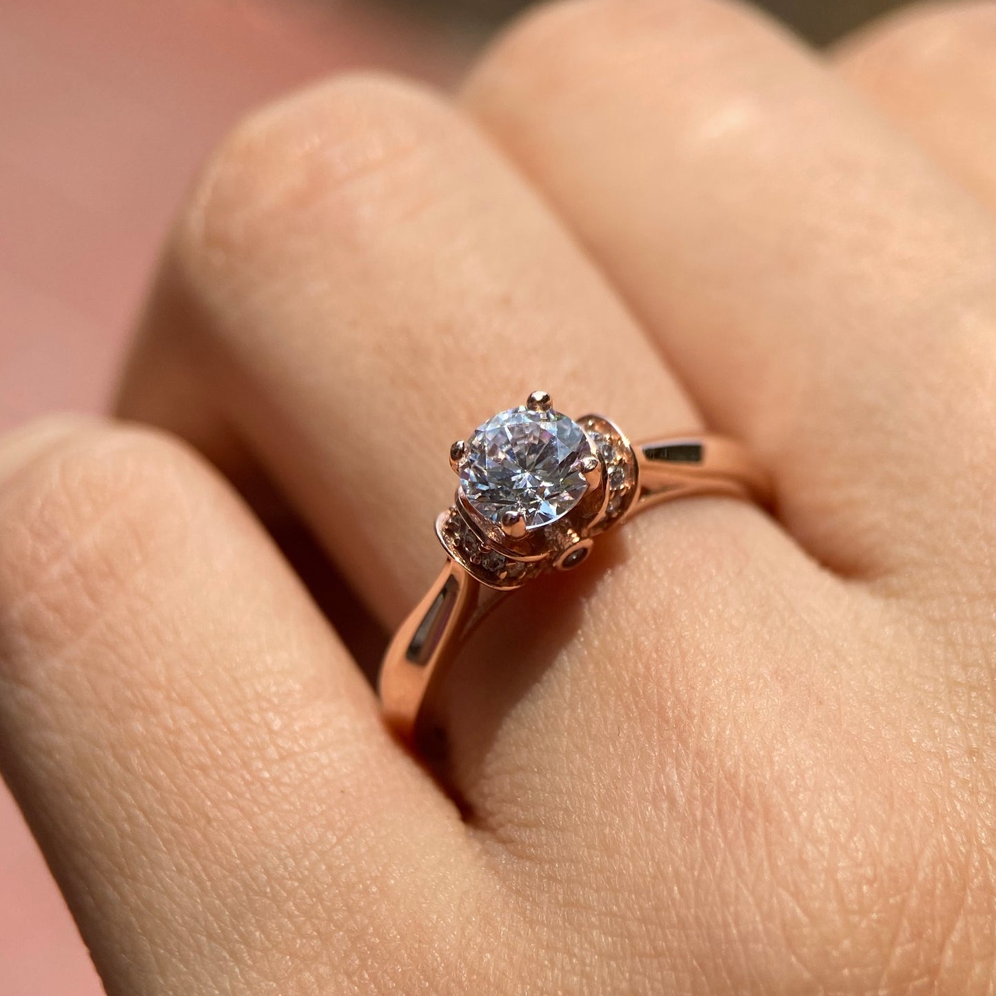 Ring in 10k rose gold with round zirconia Cod: MAN298