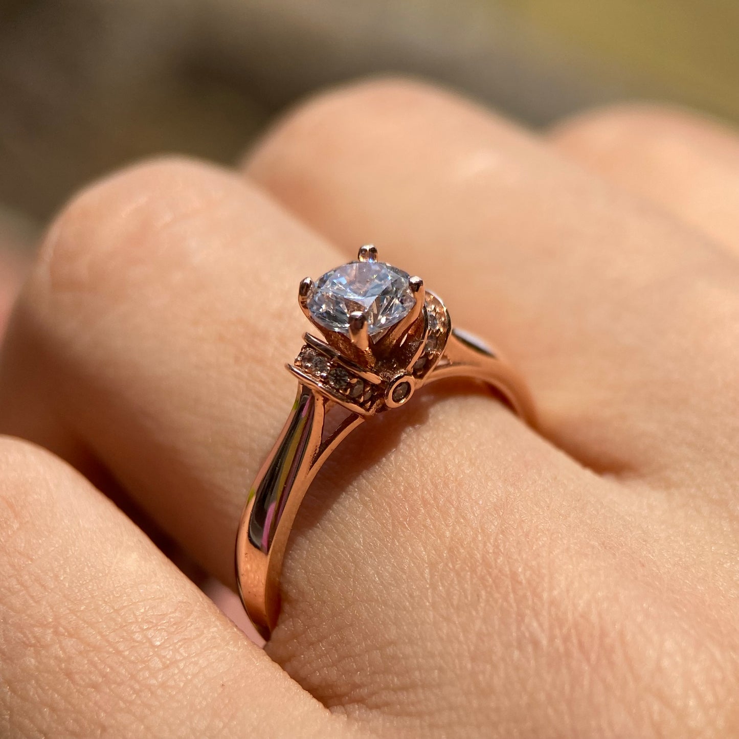 Ring in 10k rose gold with round zirconia Cod: MAN298