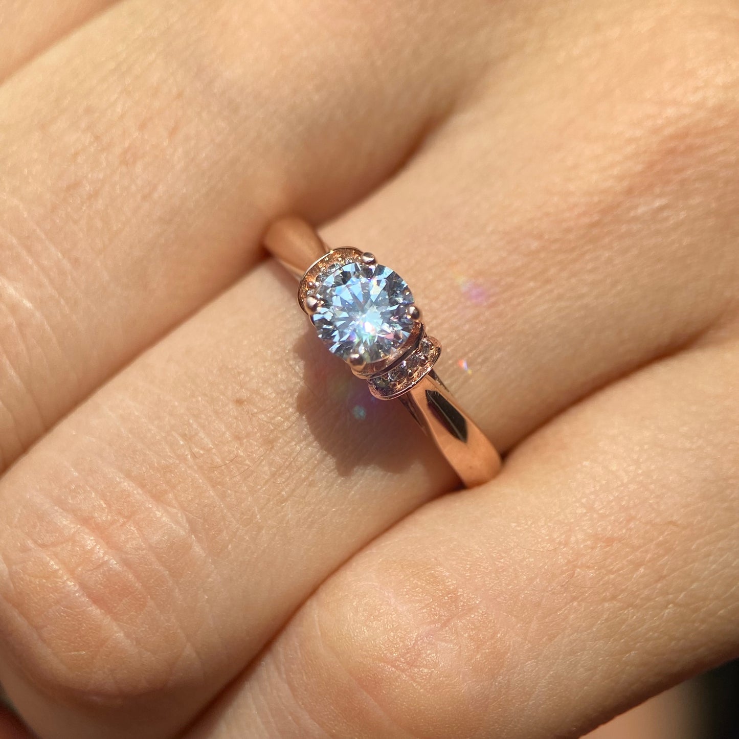 Ring in 10k rose gold with round zirconia Cod: MAN298