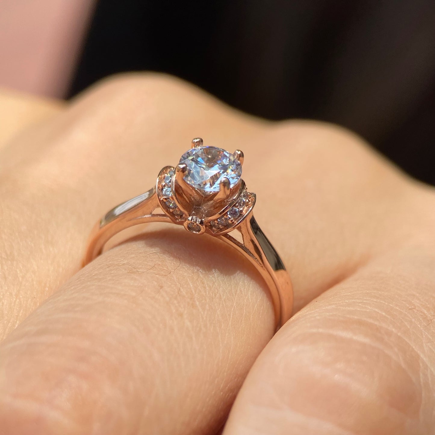 Ring in 10k rose gold with round zirconia Cod: MAN298