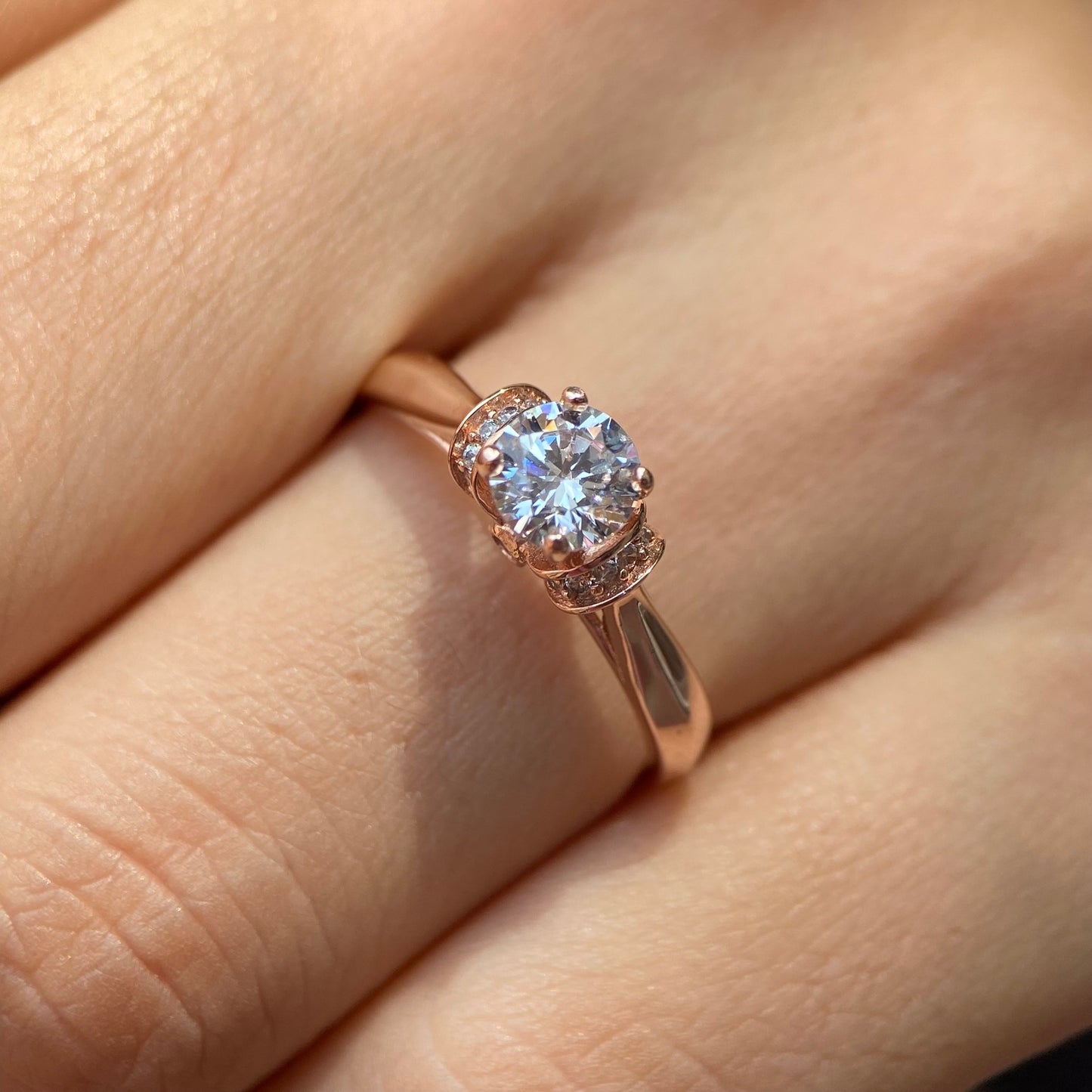 Ring in 10k rose gold with round zirconia Cod: MAN298