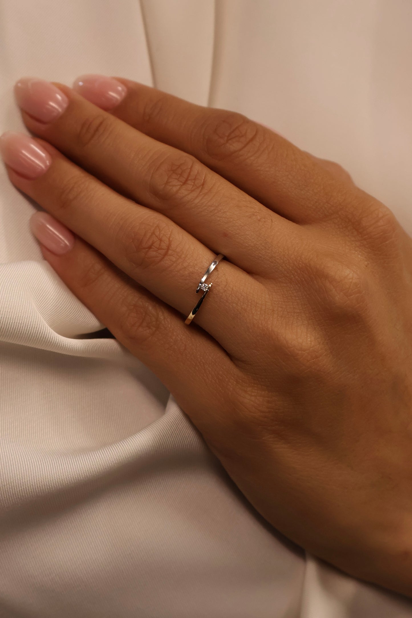 Anillo en Oro Amarillo - Blanco de 14k con Diamante Natural .03cts  Mod: OF2065