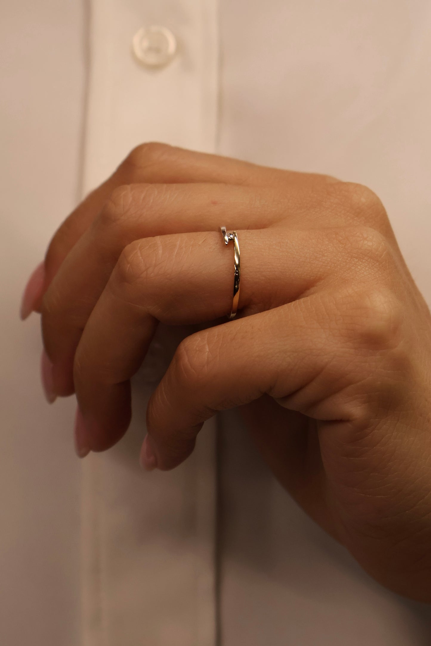 Anillo en Oro Amarillo - Blanco de 14k con Diamante Natural .03cts  Mod: OF2065