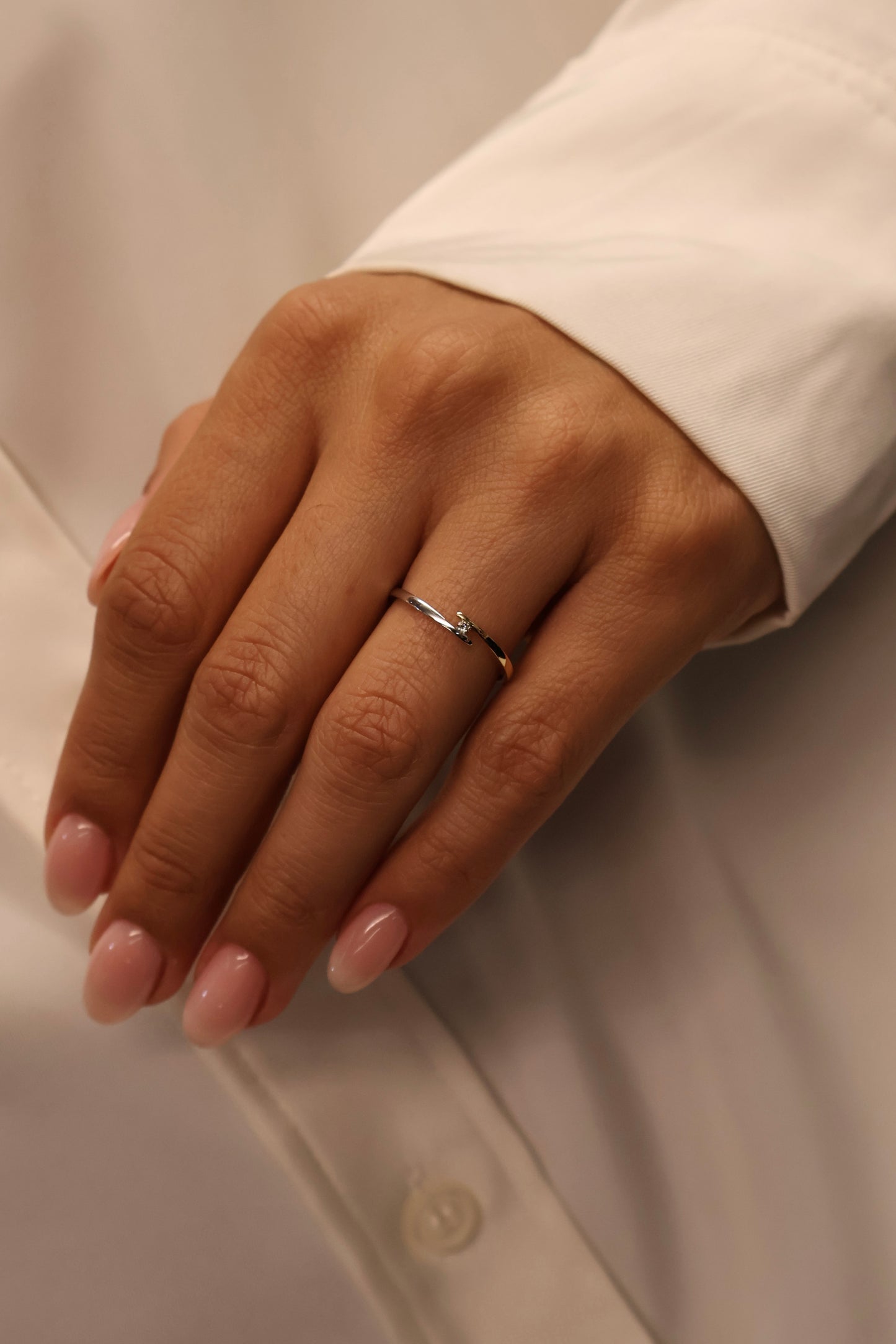 Anillo en Oro Amarillo - Blanco de 14k con Diamante Natural .03cts  Mod: OF2065