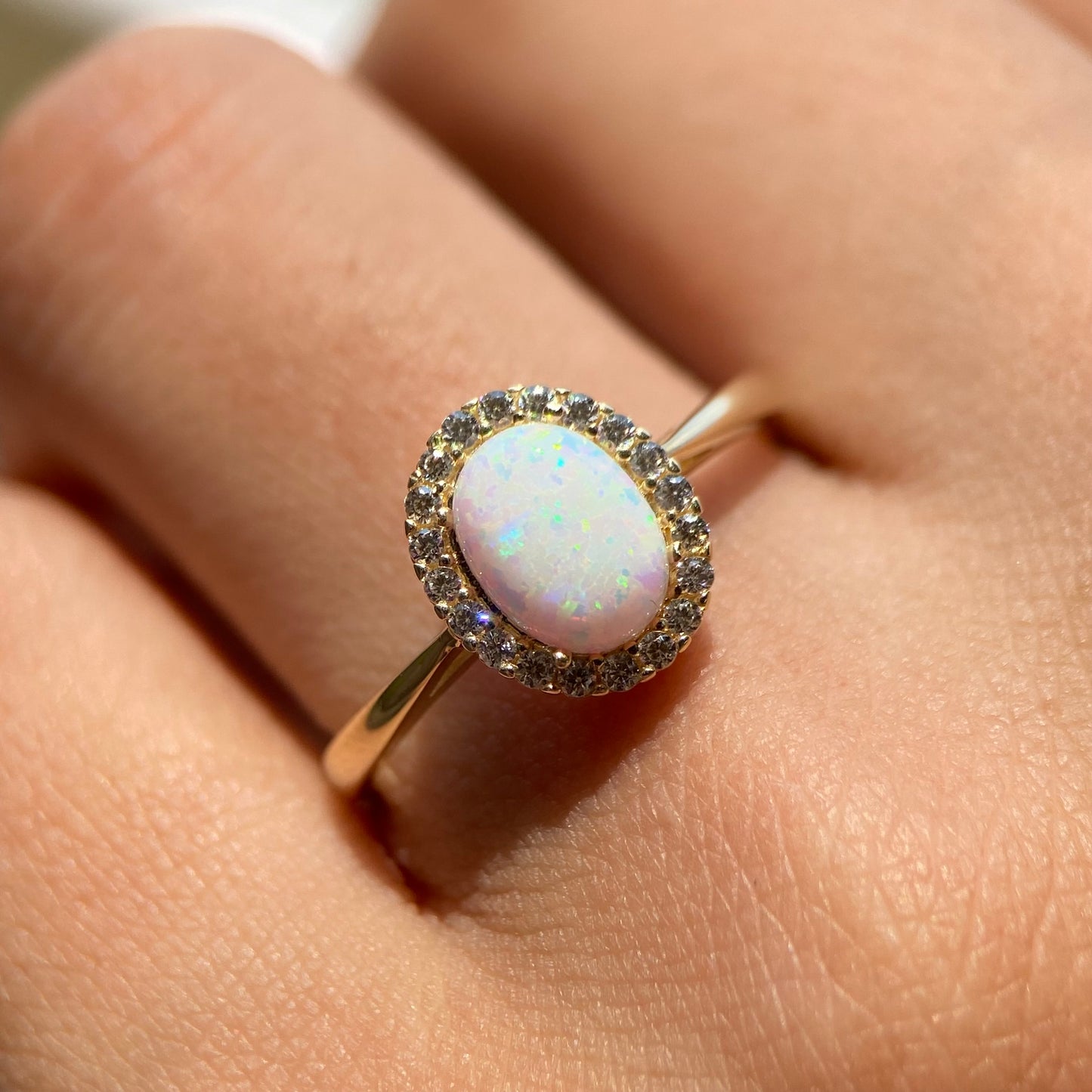 Ring in 10k yellow gold with zircons and opal stone Cod: MAN295