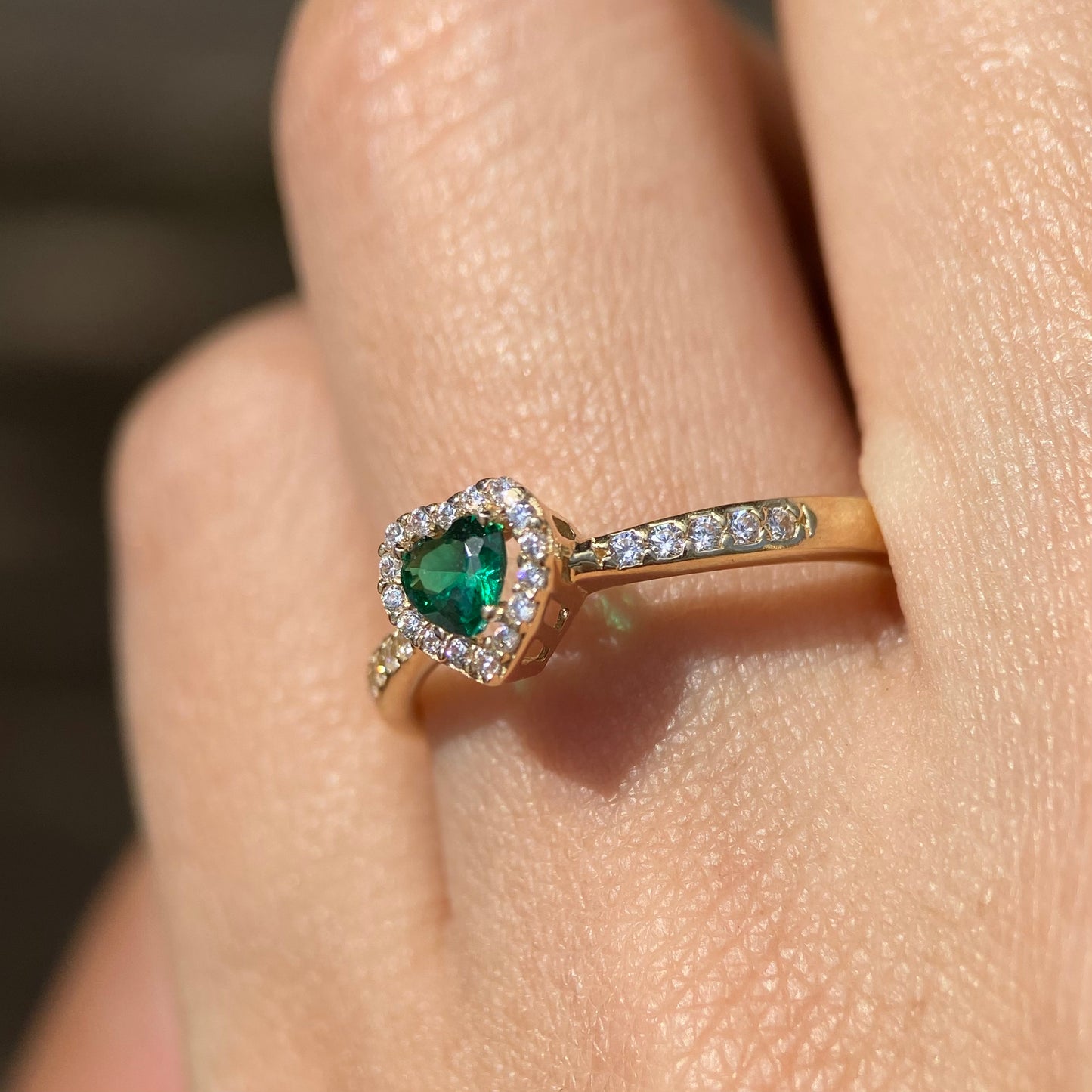 10k yellow gold ring with green heart Code: MAN215
