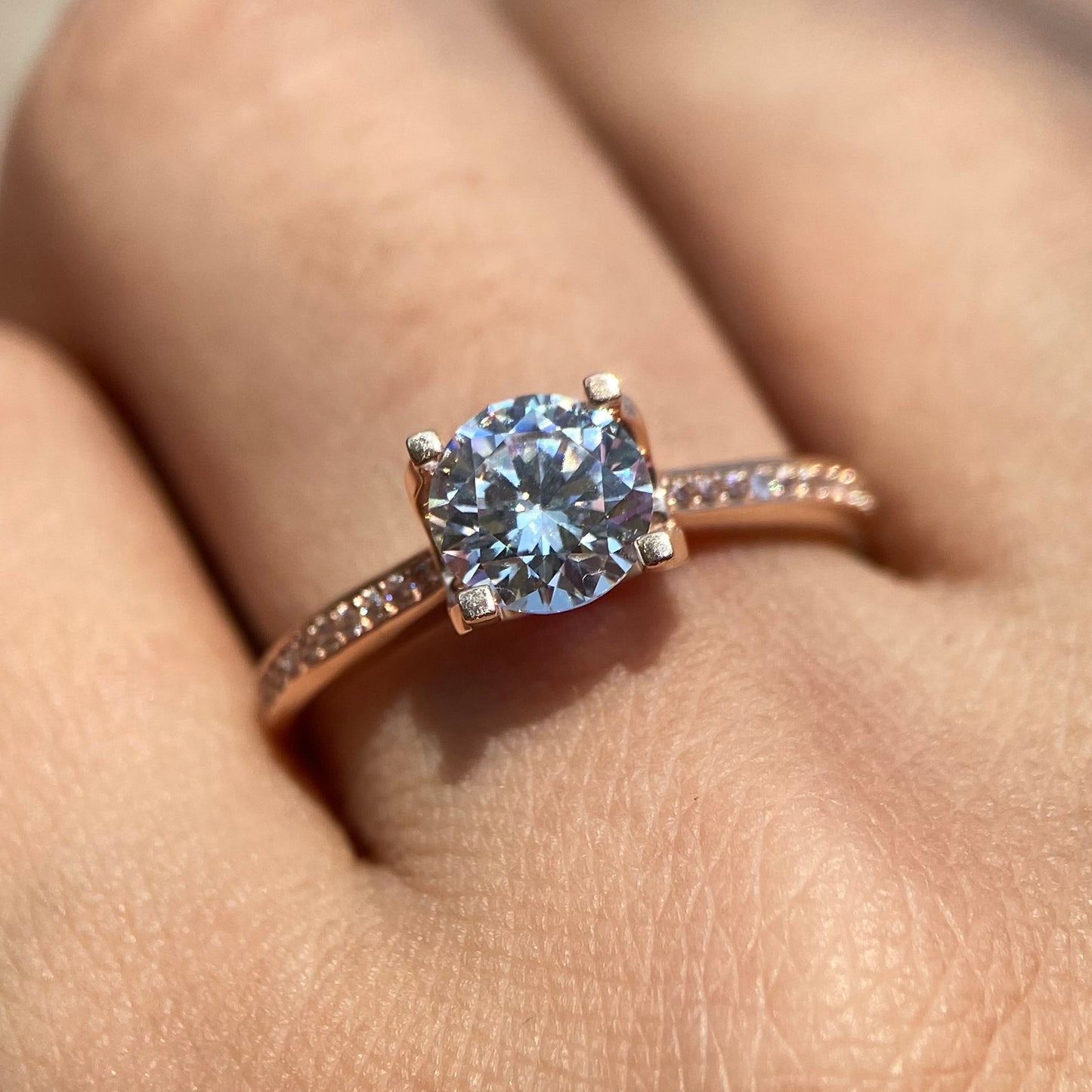 10k rose gold ring with round zirconia Cod: MAN320