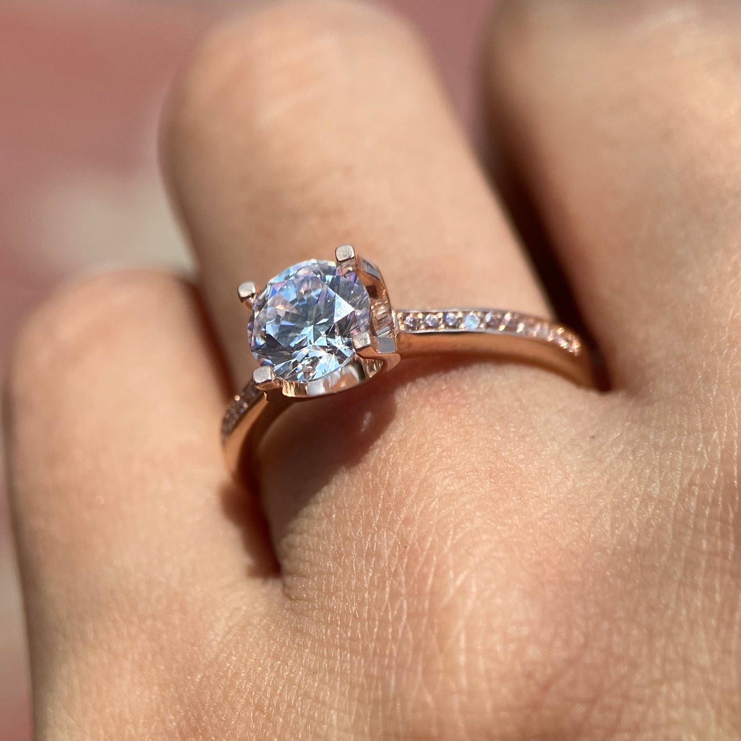 10k rose gold ring with round zirconia Cod: MAN320