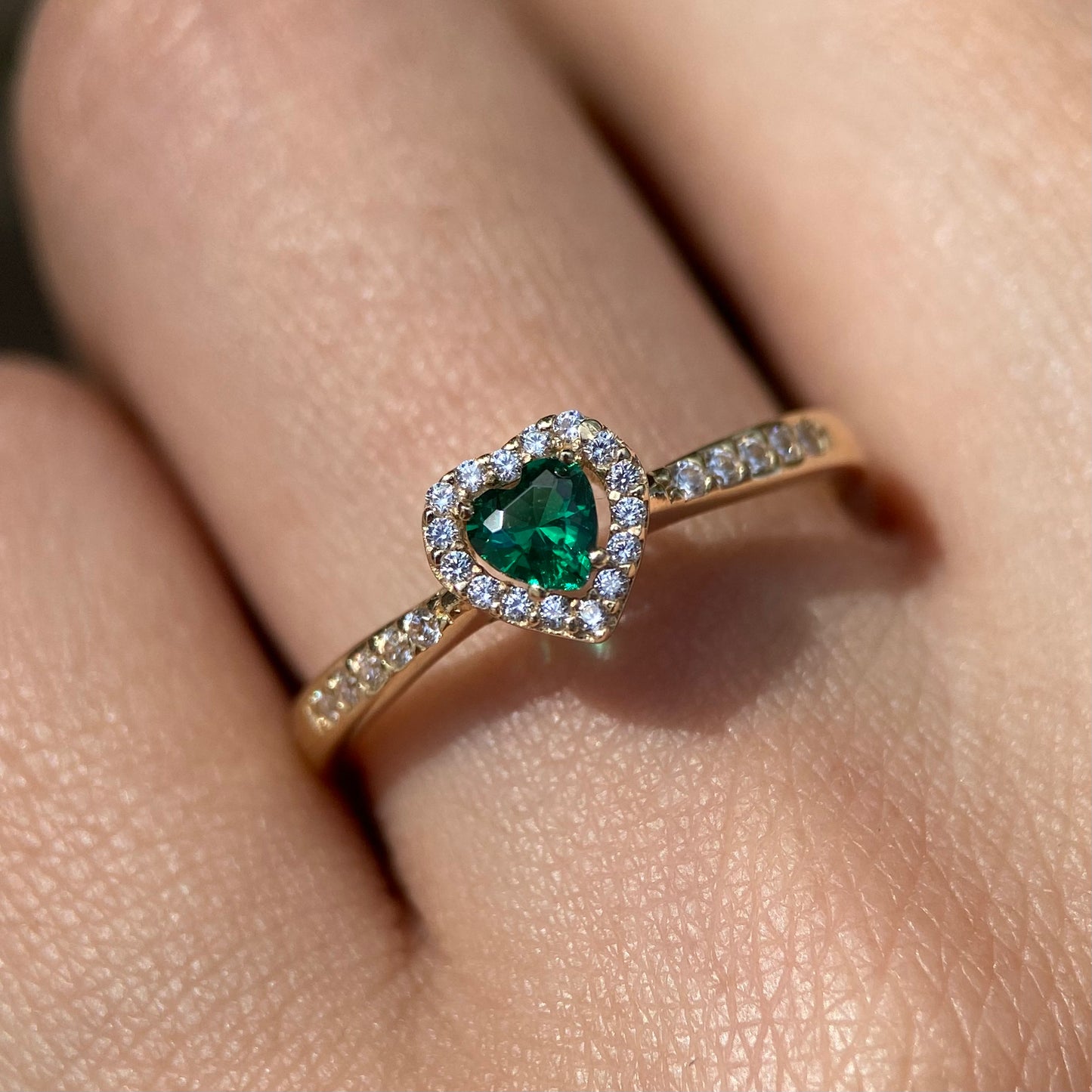 10k yellow gold ring with green heart Code: MAN215