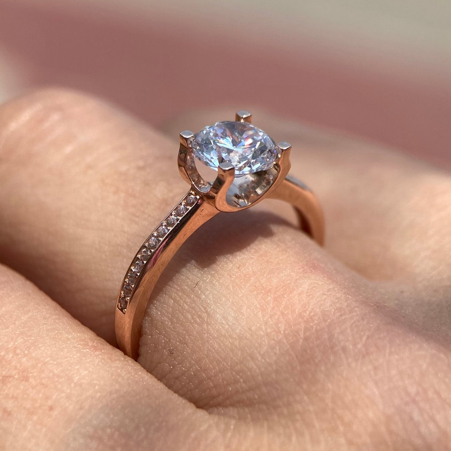 10k rose gold ring with round zirconia Cod: MAN320
