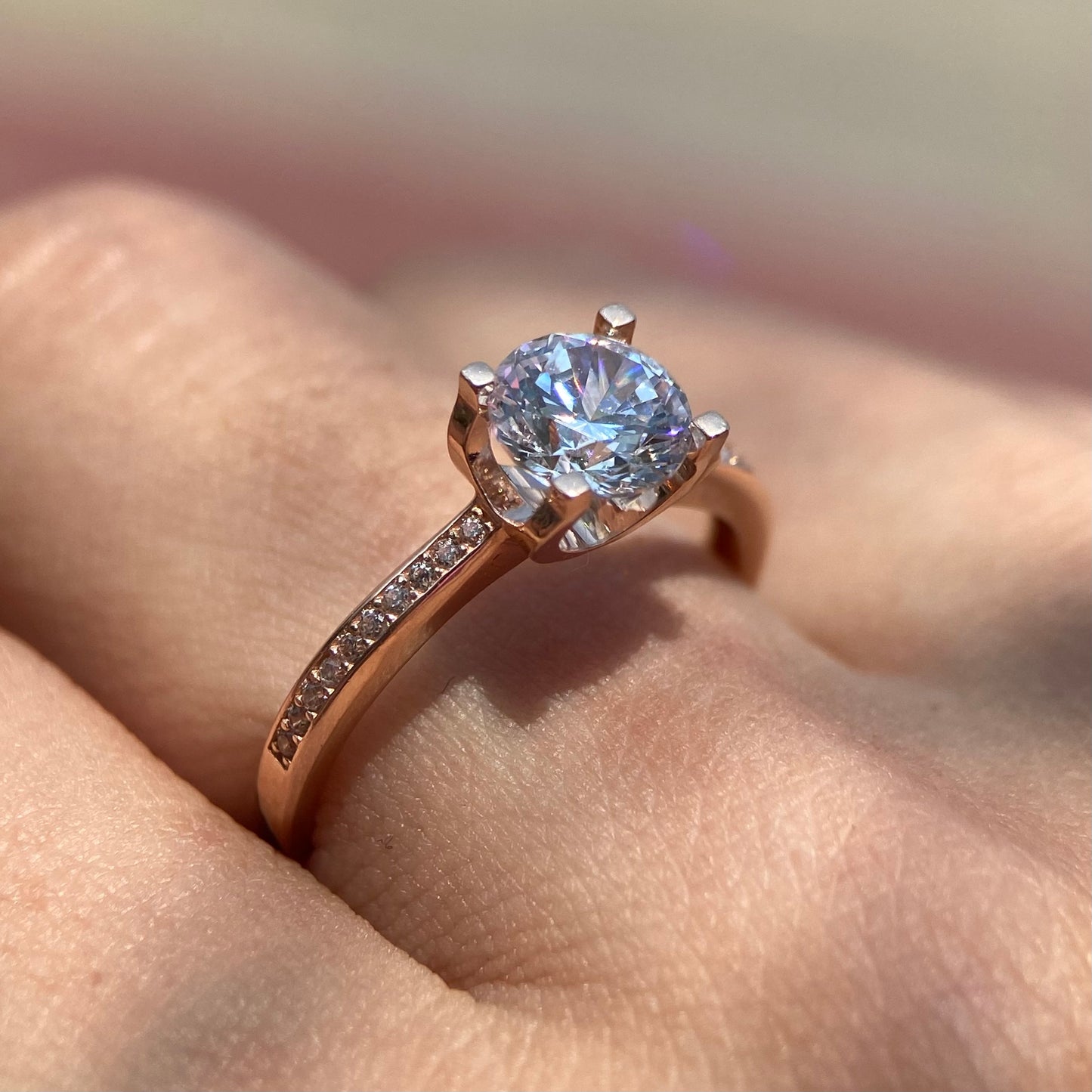 10k rose gold ring with round zirconia Cod: MAN320