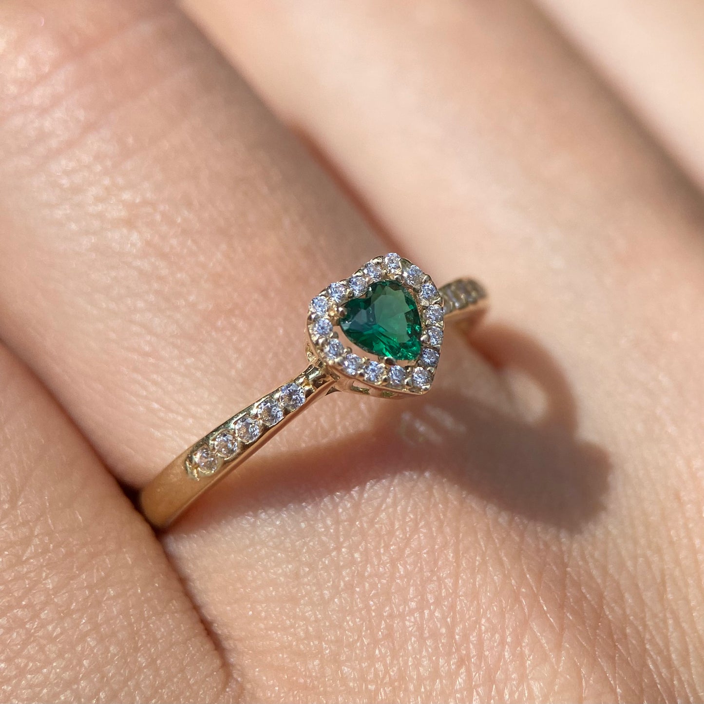 10k yellow gold ring with green heart Code: MAN215