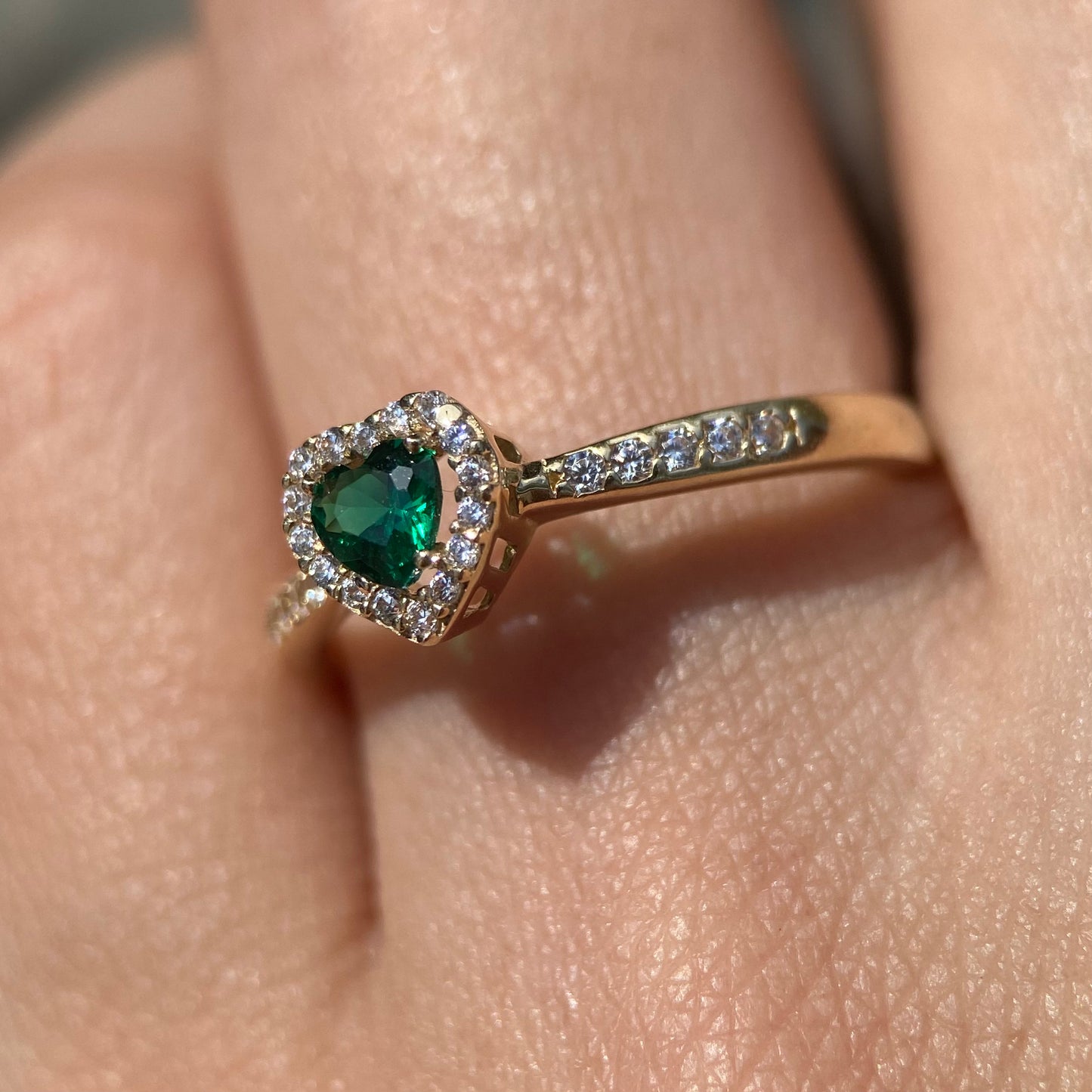 10k yellow gold ring with green heart Code: MAN215