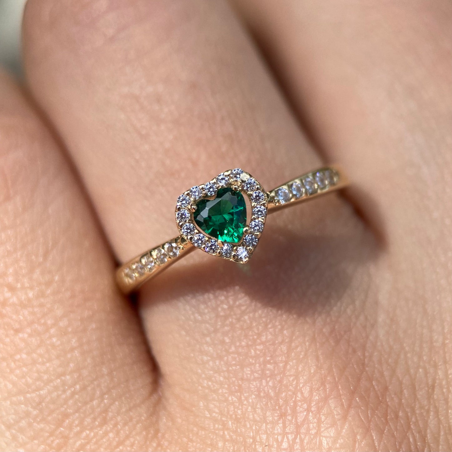 10k yellow gold ring with green heart Code: MAN215